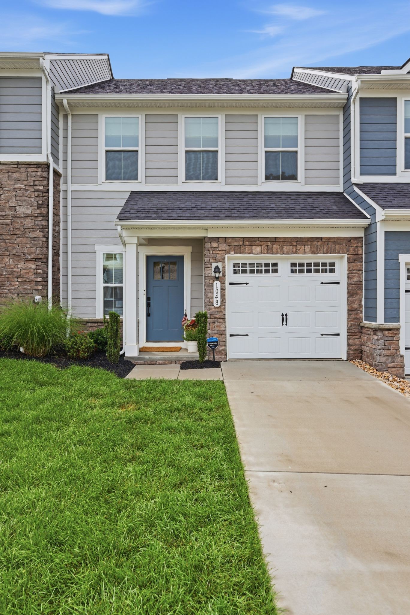 1048 Mountain View Dr