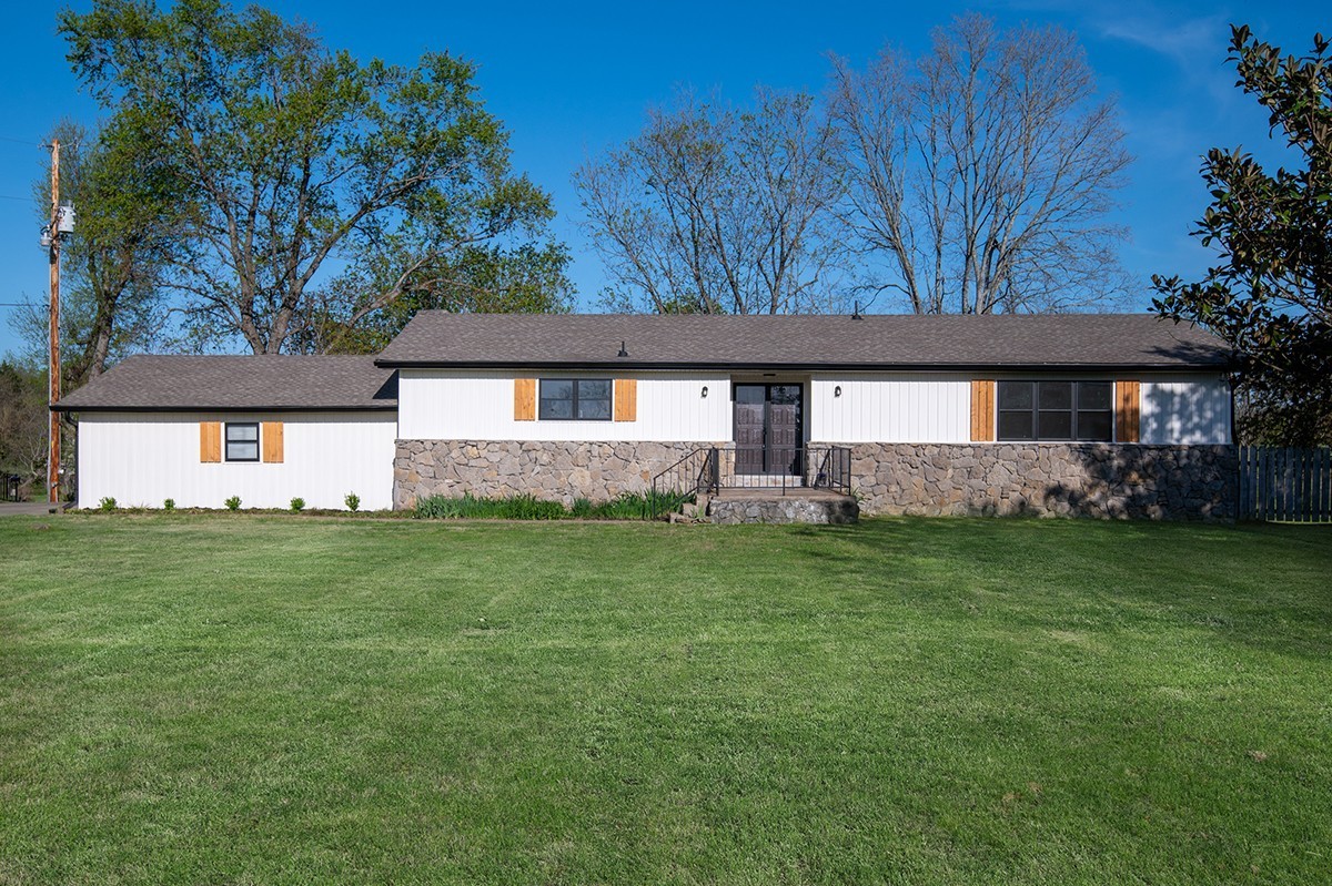 330 Newton Ln