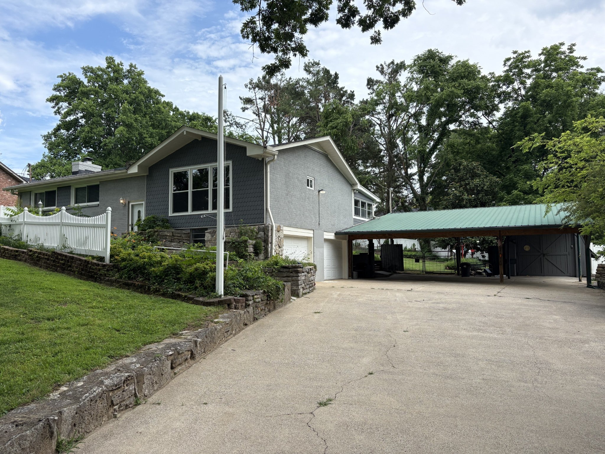 304 Hickory Dr, Old Hickory TN 37138 3-bed home, photo 2 of 22