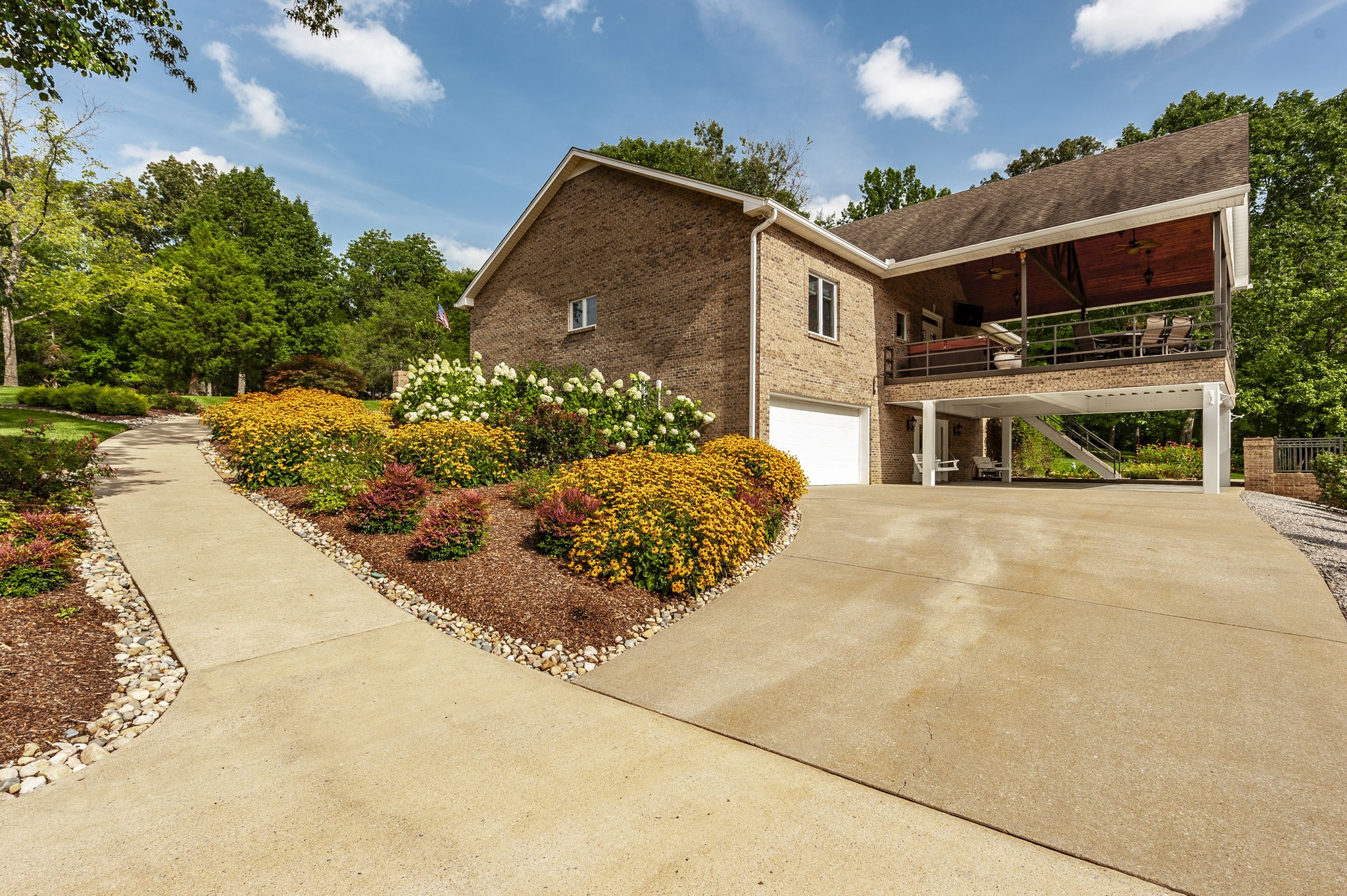5827 Highway 76 E