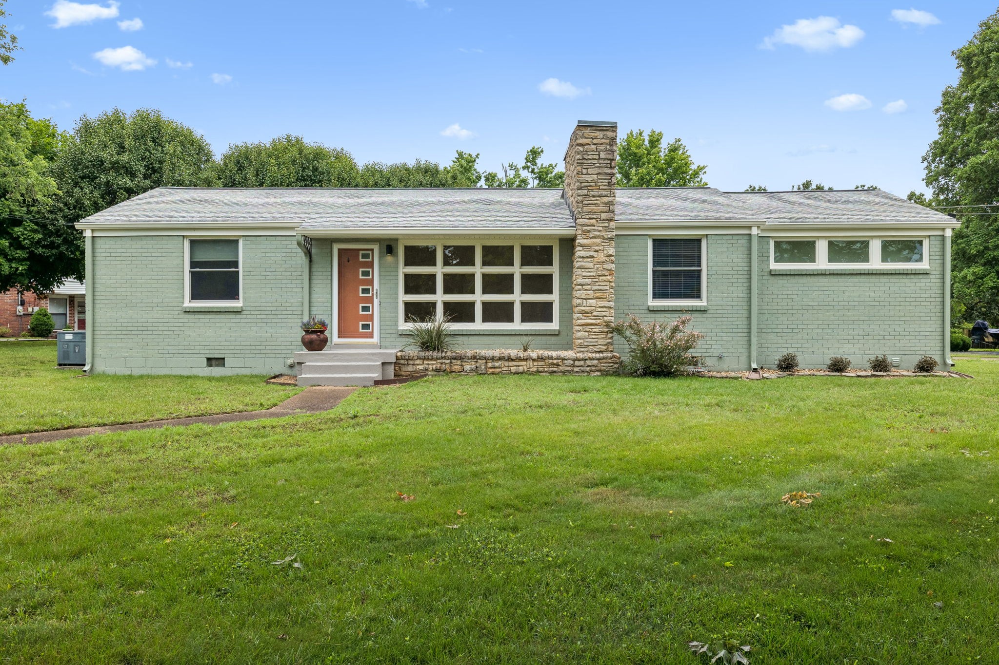 907 Joyce Ln