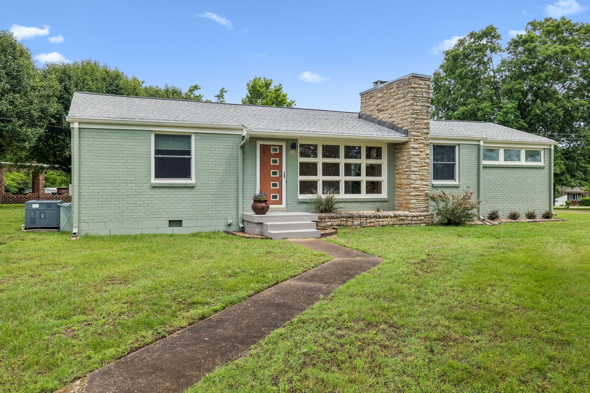 907 Joyce Ln