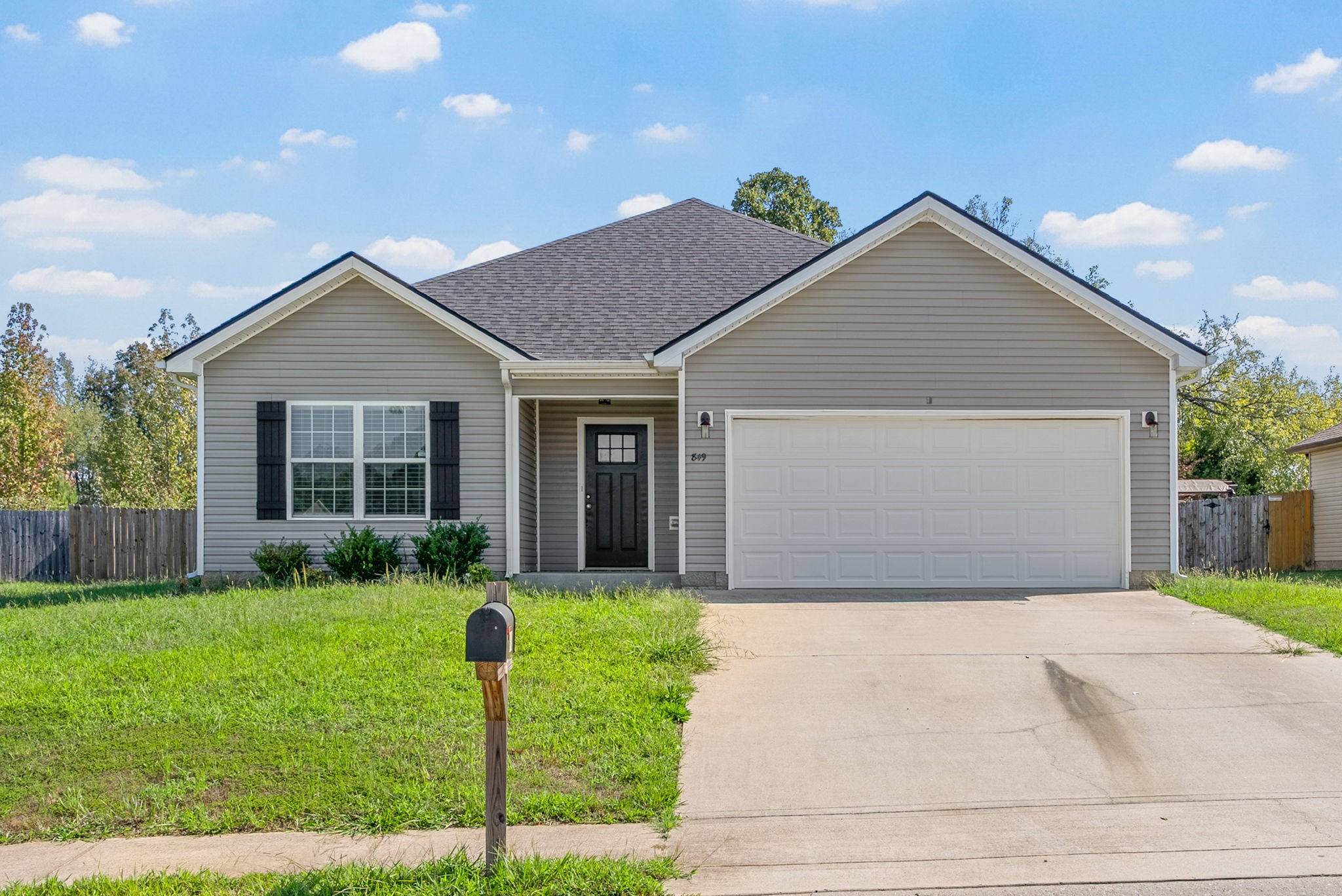 Clarksville, Tennessee 37042, United States, 3 Bedrooms Bedrooms, ,2 BathroomsBathrooms,Residential,Active,219074