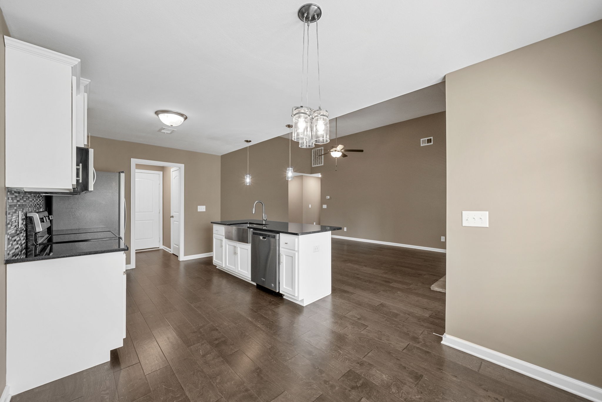 Clarksville, Tennessee 37042, United States, 3 Bedrooms Bedrooms, ,2 BathroomsBathrooms,Residential,Active,219074