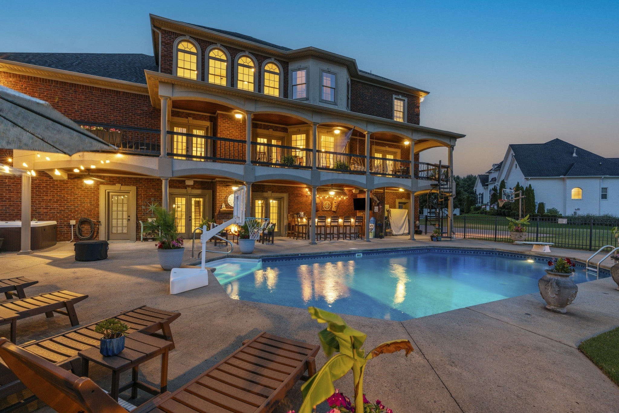 2020 Shoreline Dr
