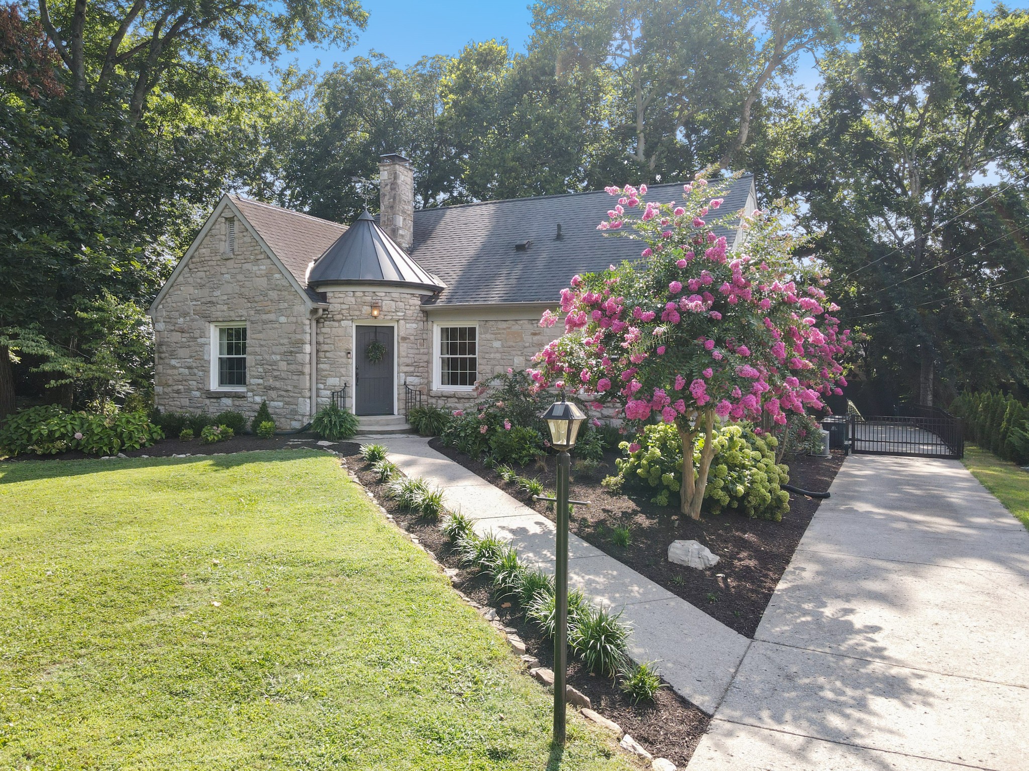 3511 Woodmont Ln