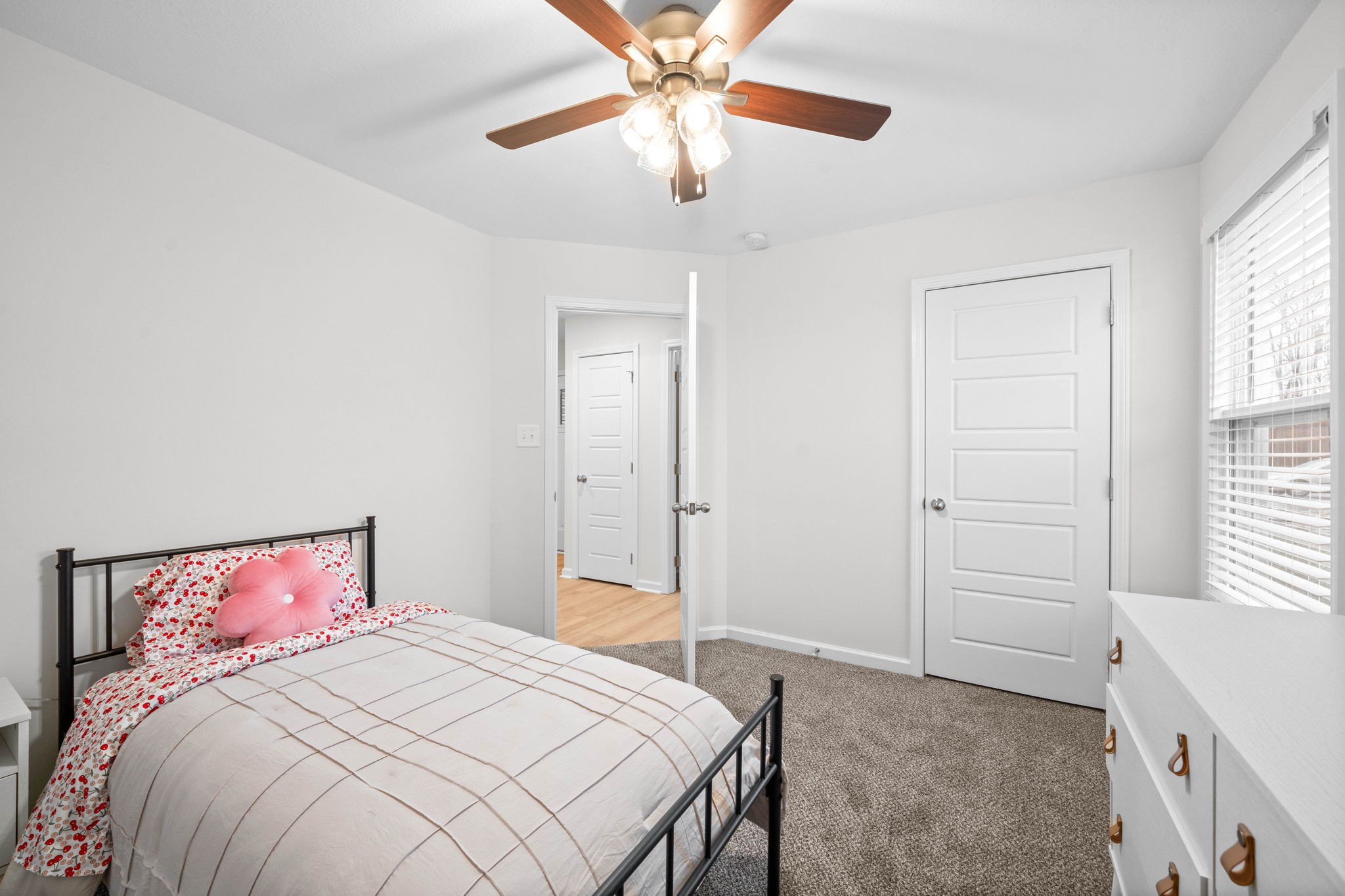 Clarksville, Tennessee 37040, United States, 3 Bedrooms Bedrooms, ,2 BathroomsBathrooms,Residential,Pending,44950