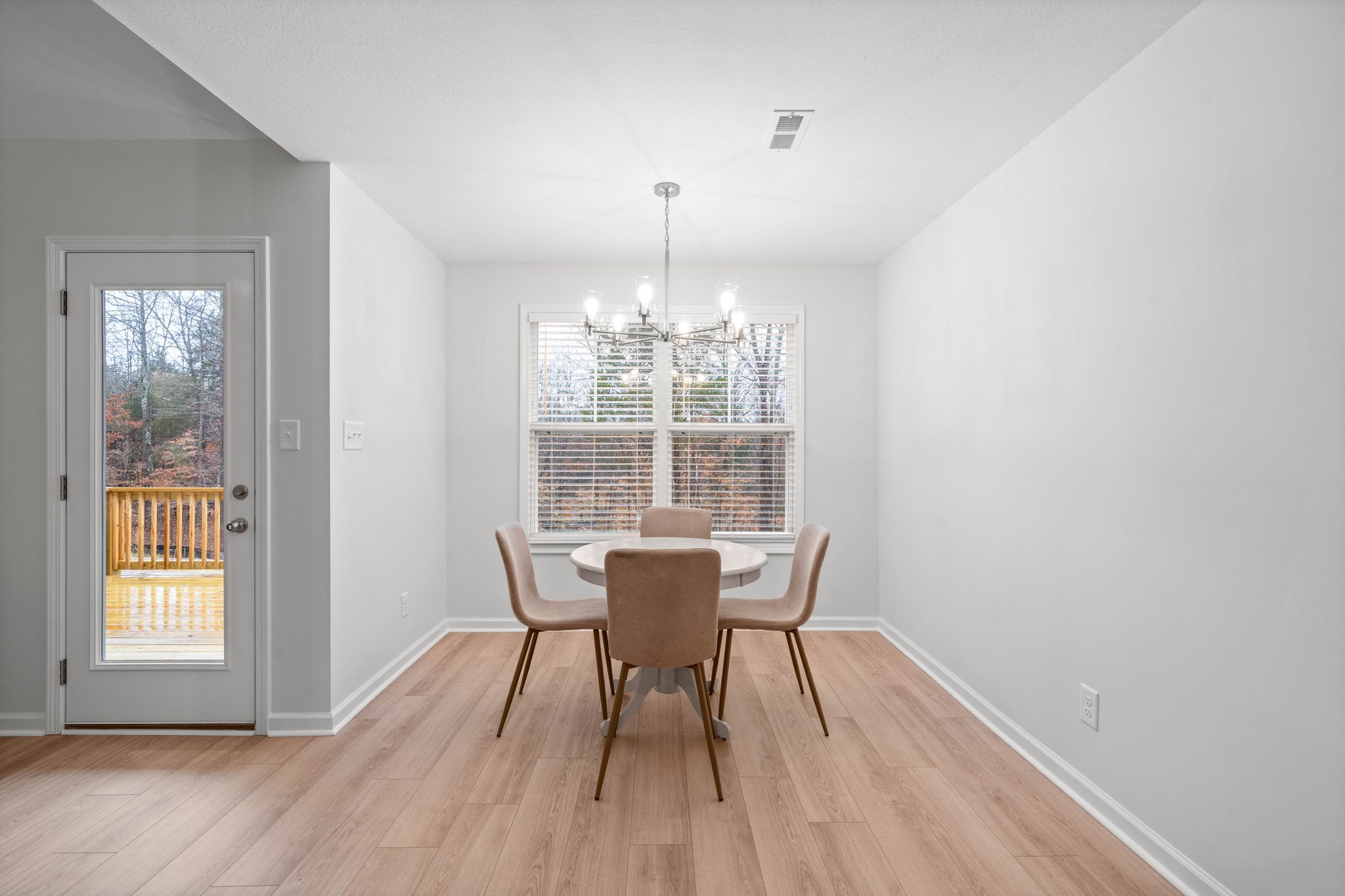 Clarksville, Tennessee 37040, United States, 3 Bedrooms Bedrooms, ,2 BathroomsBathrooms,Residential,Pending,44950