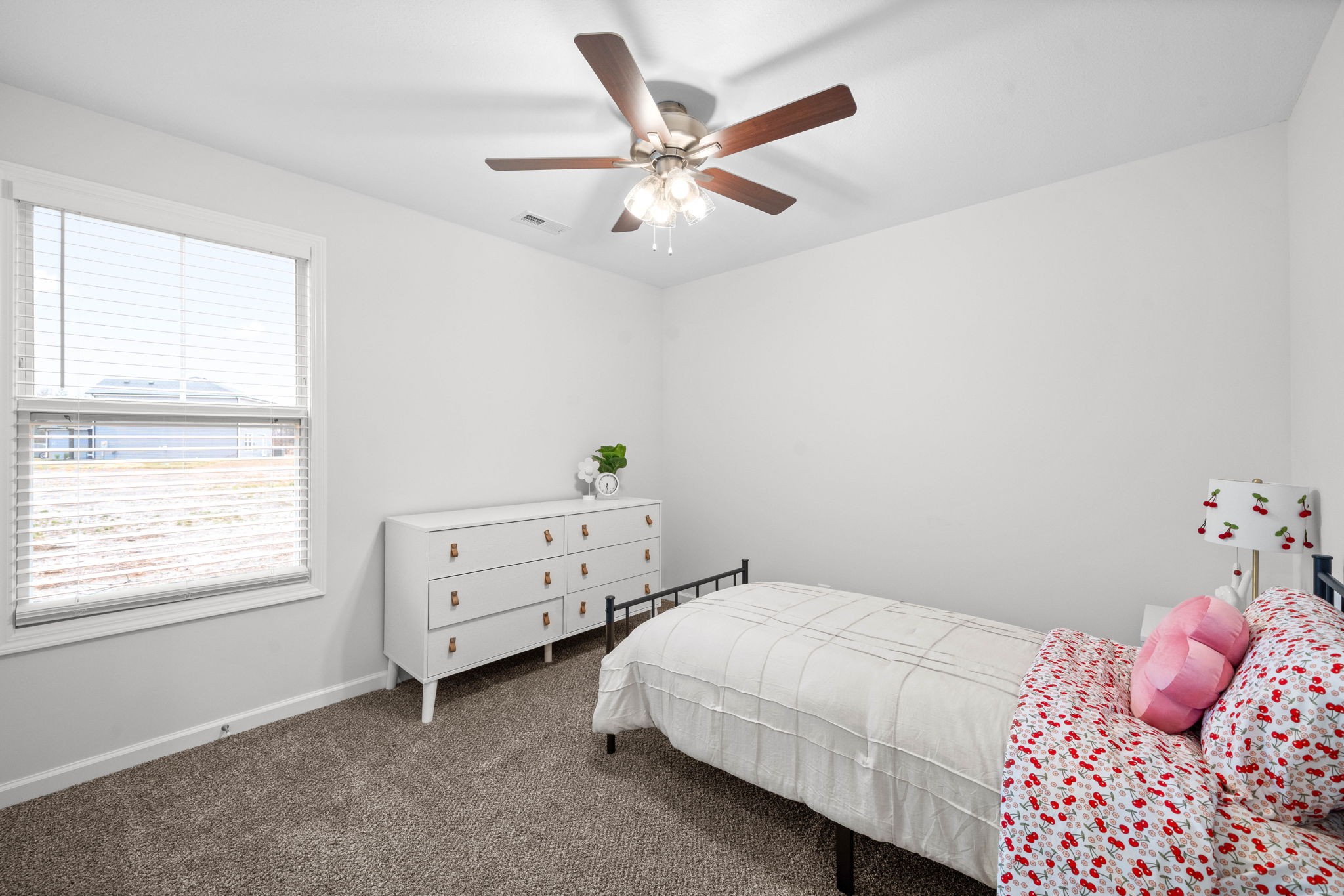 Clarksville, Tennessee 37040, United States, 3 Bedrooms Bedrooms, ,2 BathroomsBathrooms,Residential,Pending,44950