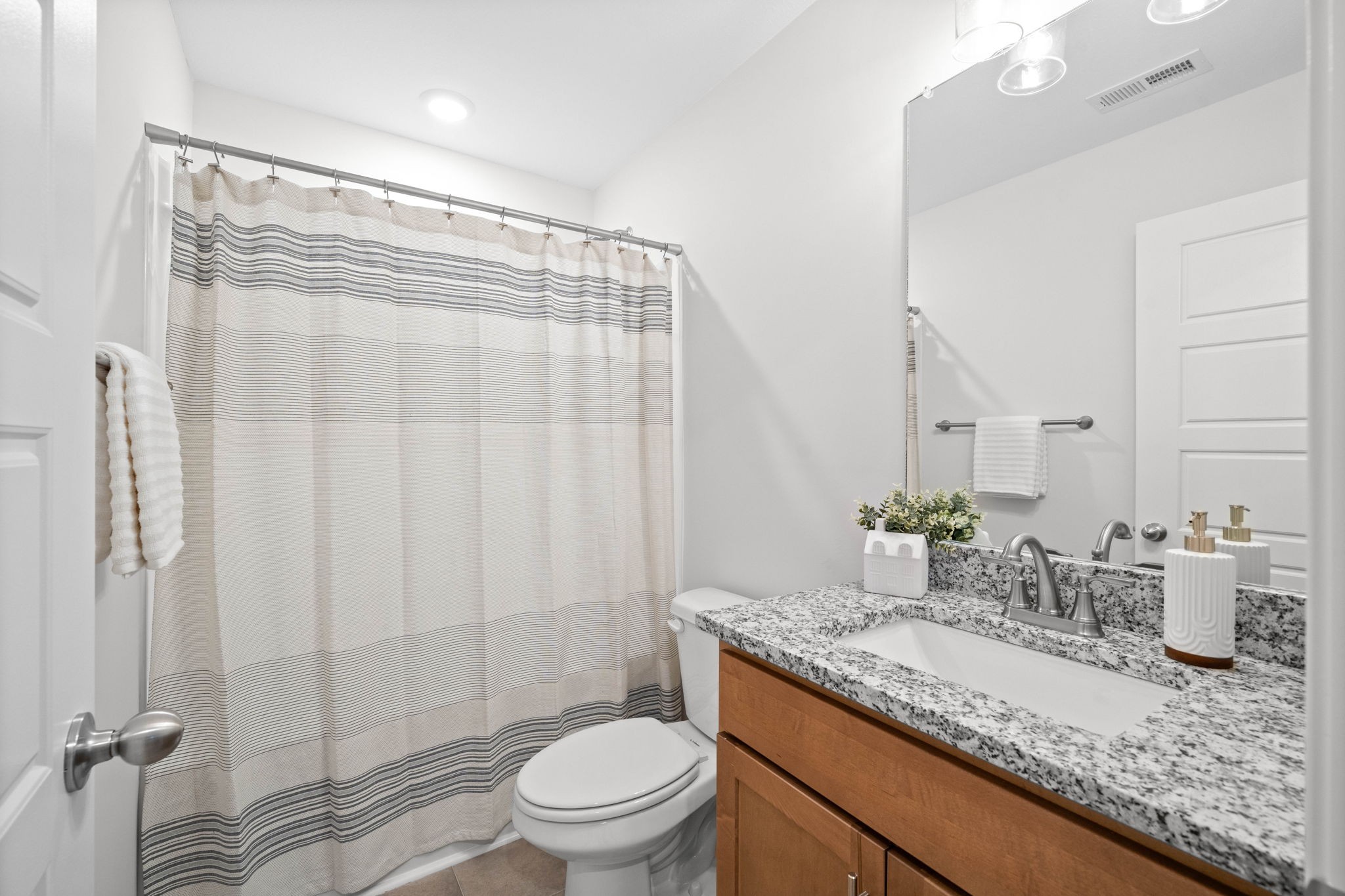 Clarksville, Tennessee 37040, United States, 3 Bedrooms Bedrooms, ,2 BathroomsBathrooms,Residential,Pending,44950