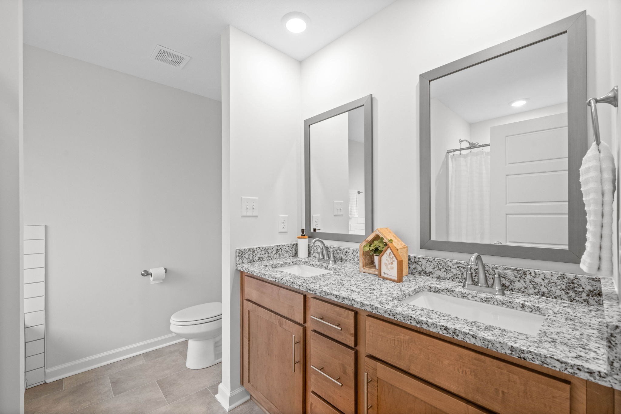 Clarksville, Tennessee 37040, United States, 3 Bedrooms Bedrooms, ,2 BathroomsBathrooms,Residential,Pending,44950