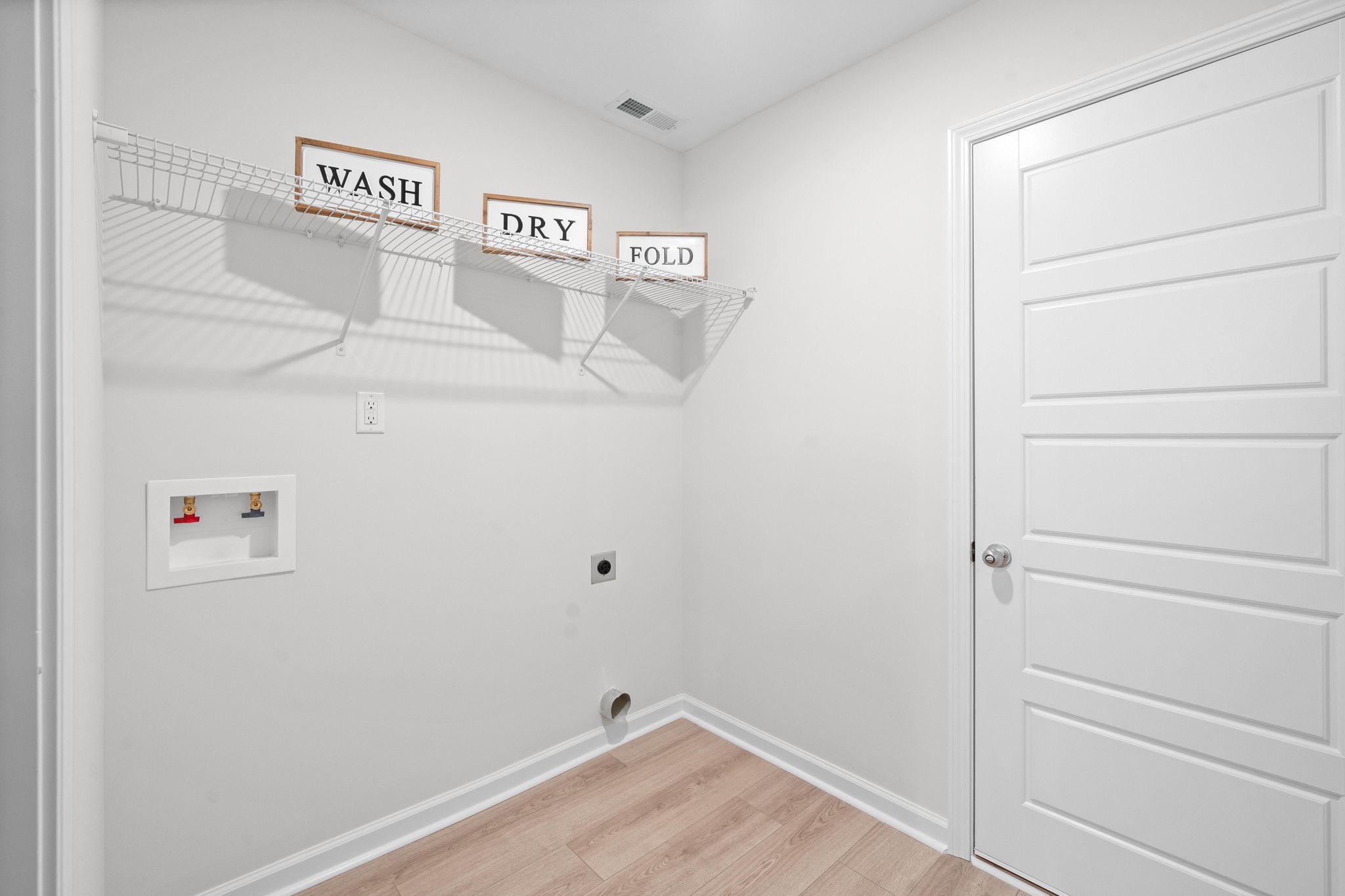 Clarksville, Tennessee 37040, United States, 3 Bedrooms Bedrooms, ,2 BathroomsBathrooms,Residential,Pending,44950