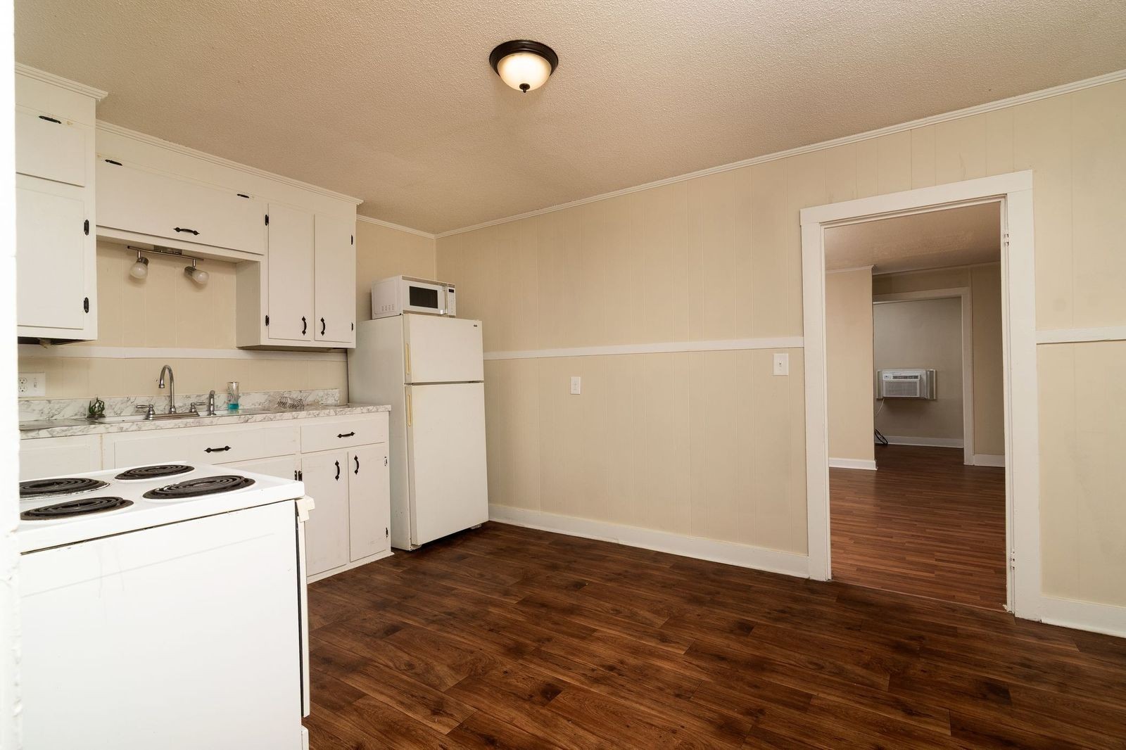 206 Edison St W
