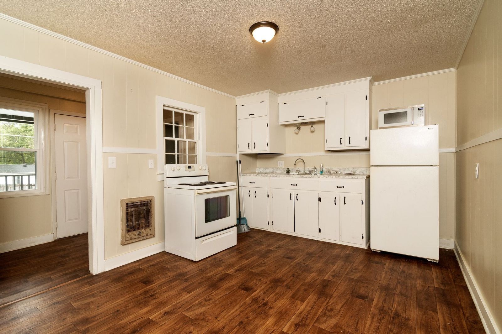 206 Edison St W
