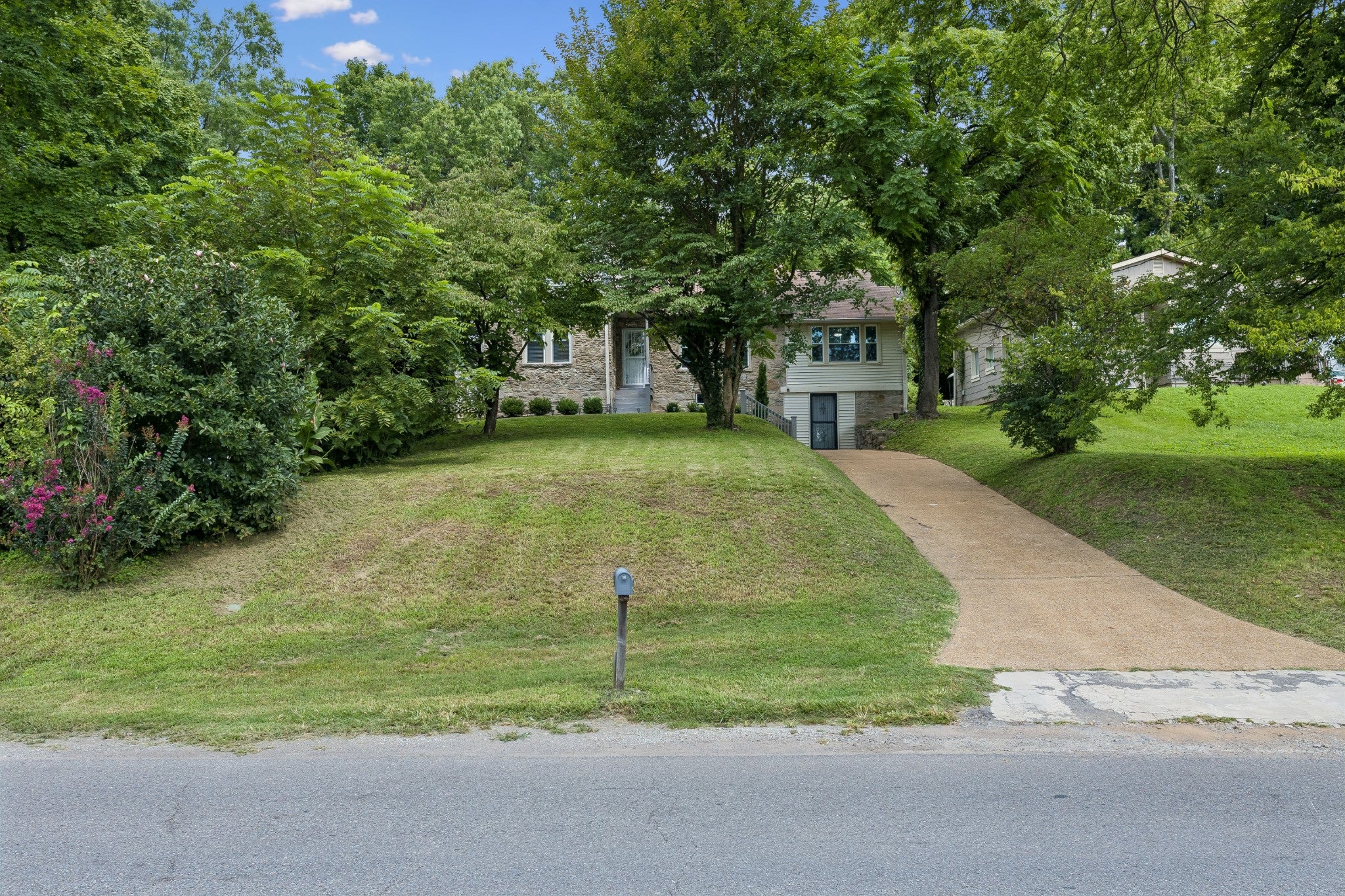 1523 Mcgavock Pike, Nashville TN 37216 4-bed home, photo 4 of 49