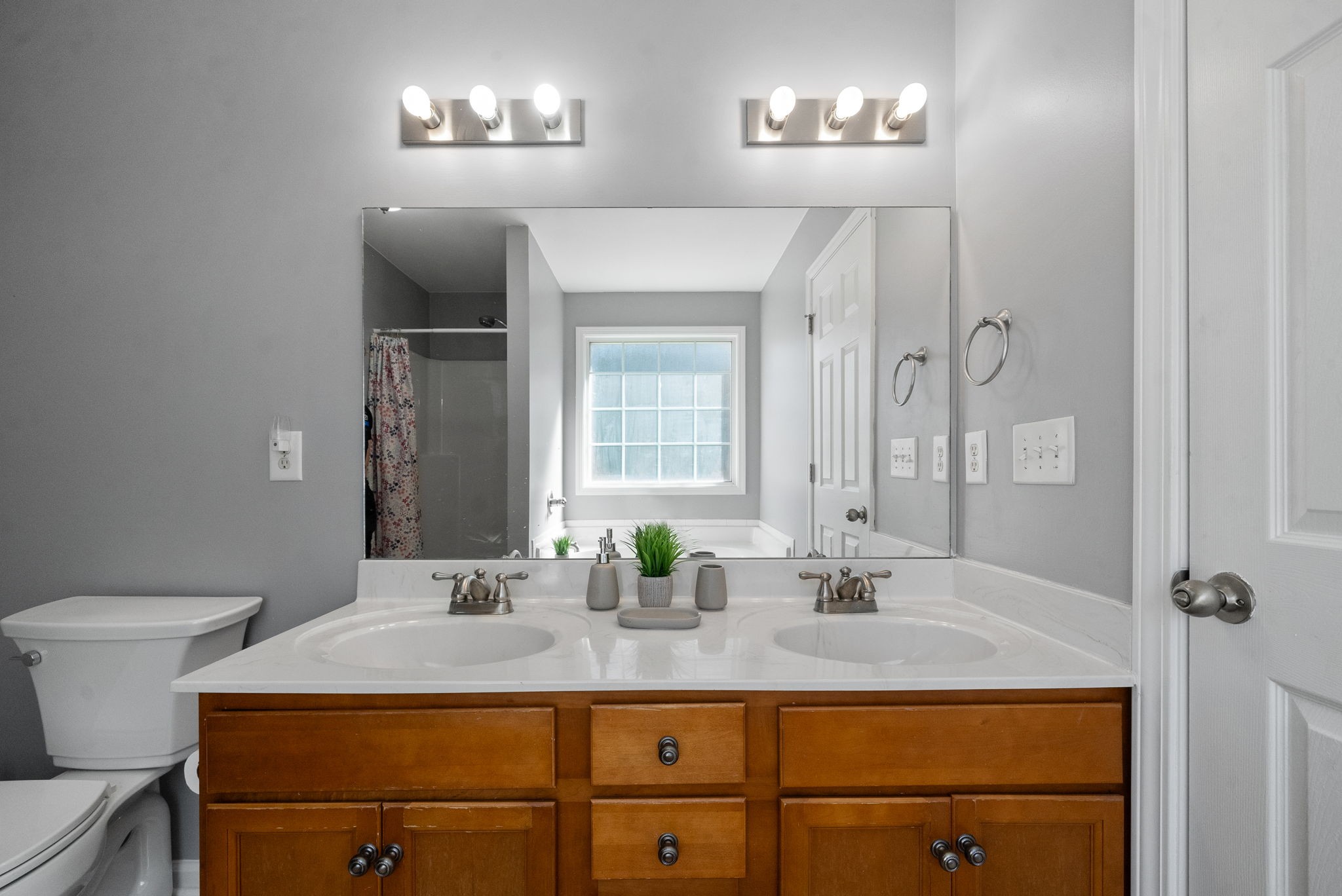 Clarksville, Tennessee 37040, United States, 3 Bedrooms Bedrooms, ,3 BathroomsBathrooms,Residential,Active,42813