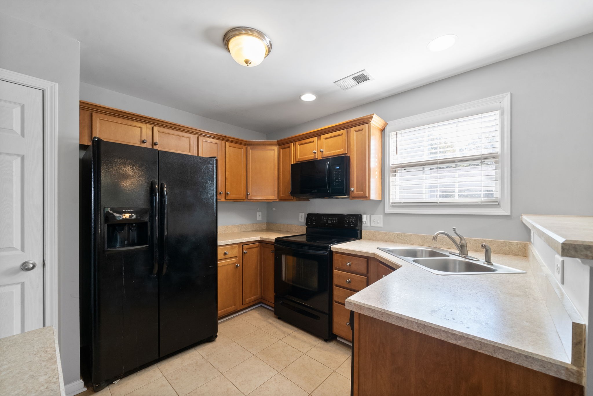 Clarksville, Tennessee 37040, United States, 3 Bedrooms Bedrooms, ,3 BathroomsBathrooms,Residential,Active,42813