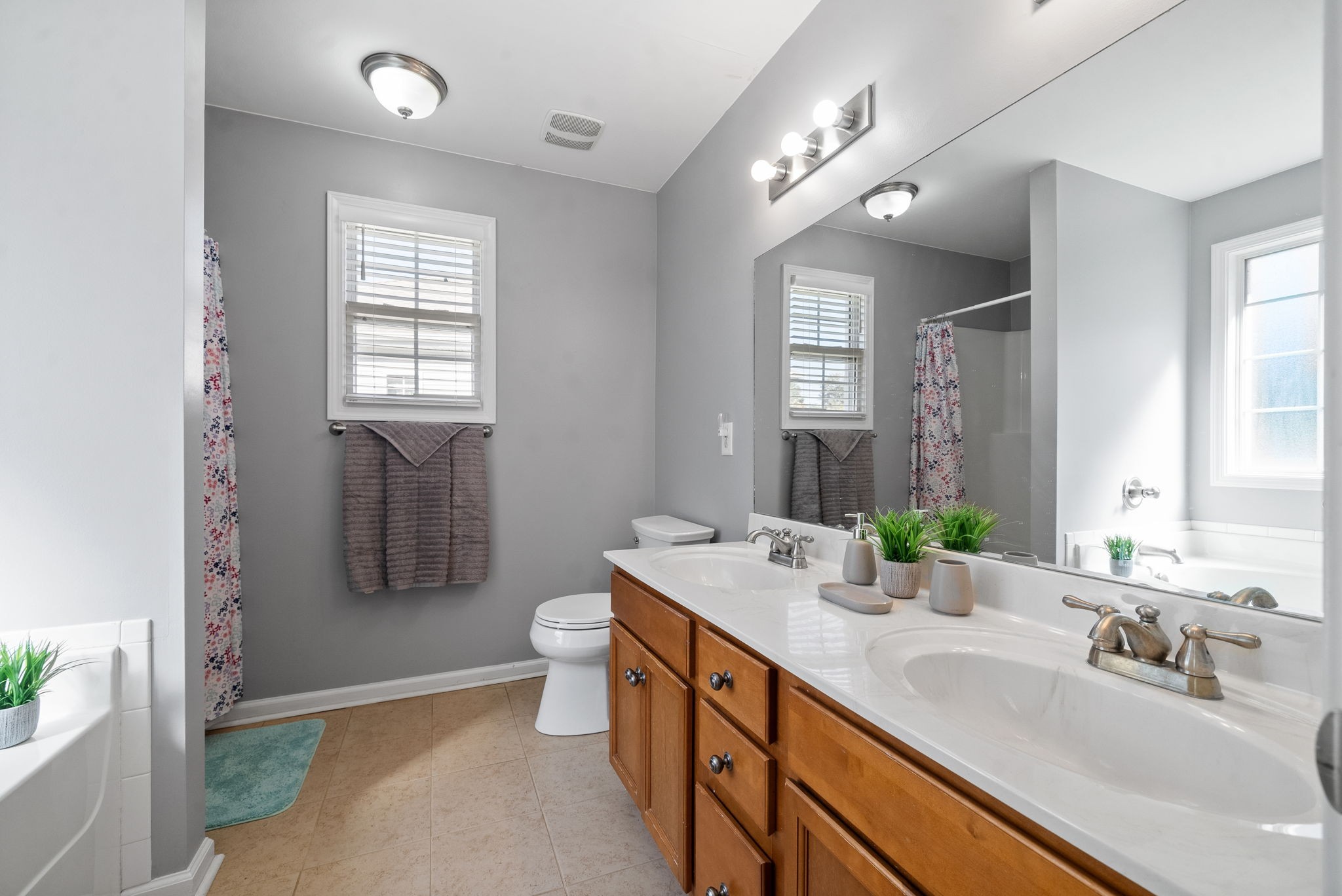 Clarksville, Tennessee 37040, United States, 3 Bedrooms Bedrooms, ,3 BathroomsBathrooms,Residential,Active,42813