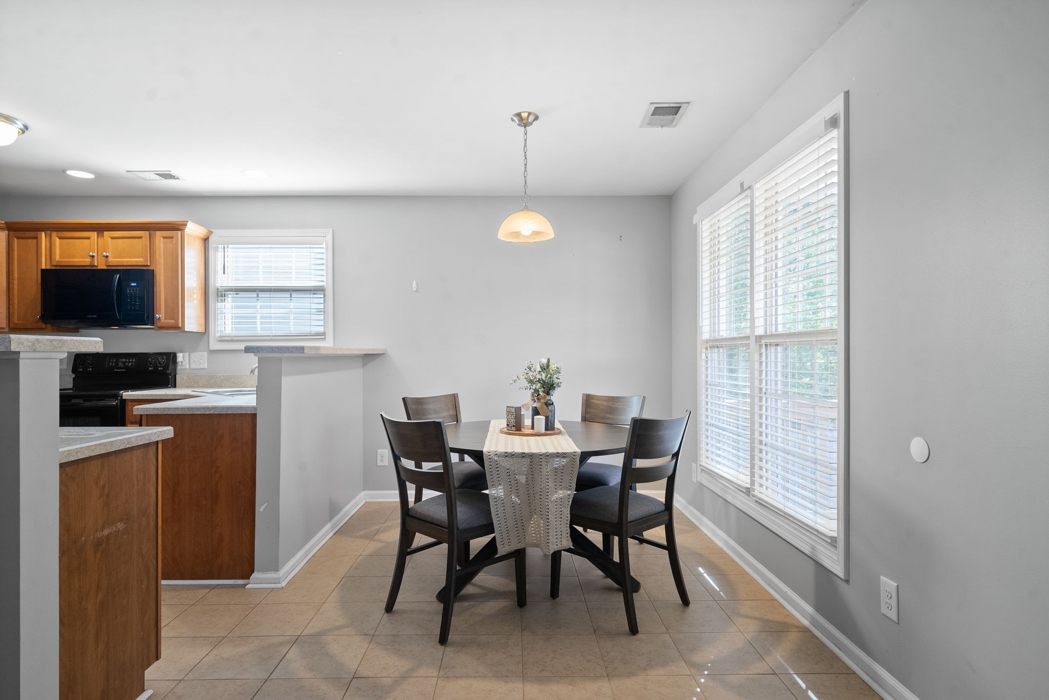 Clarksville, Tennessee 37040, United States, 3 Bedrooms Bedrooms, ,3 BathroomsBathrooms,Residential,Active,42813