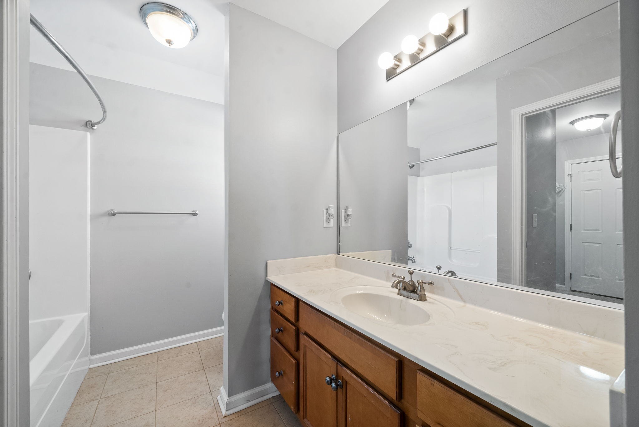 Clarksville, Tennessee 37040, United States, 3 Bedrooms Bedrooms, ,3 BathroomsBathrooms,Residential,Active,42813