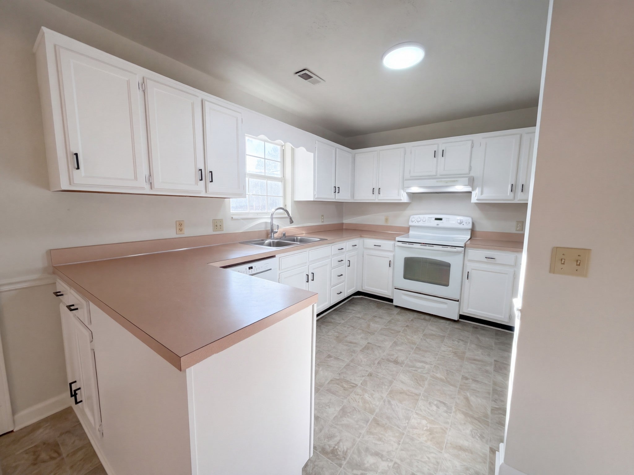 4-bed home for sale in Antioch, TN 37013, 1100 Burlingame Ct 1100 Burlingame Ct, Antioch TN 37013 4-bed home, photo 2 of 14
