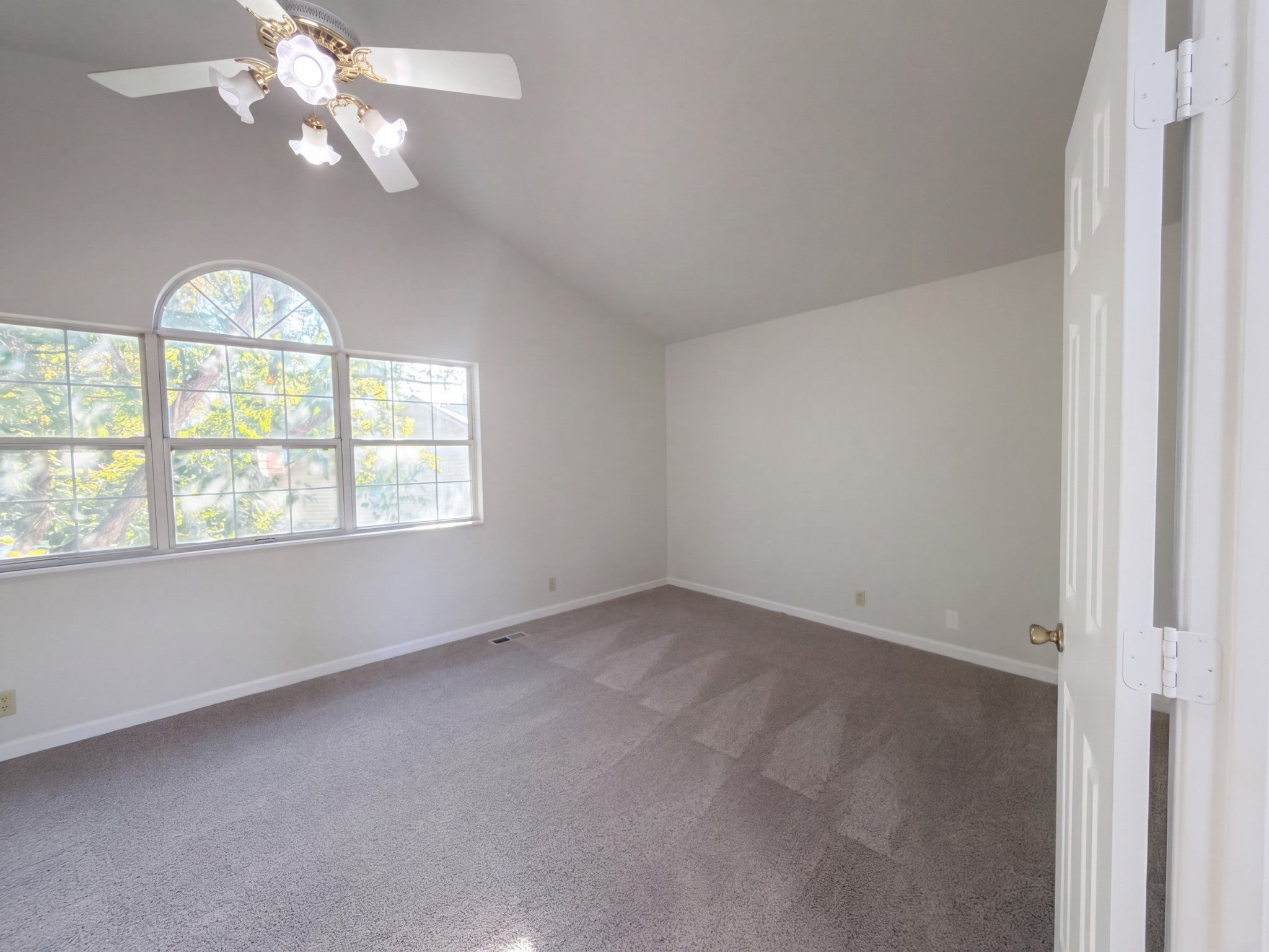 4-bed home for sale in Antioch, TN 37013, 1100 Burlingame Ct 1100 Burlingame Ct, Antioch TN 37013 4-bed home, photo 4 of 14