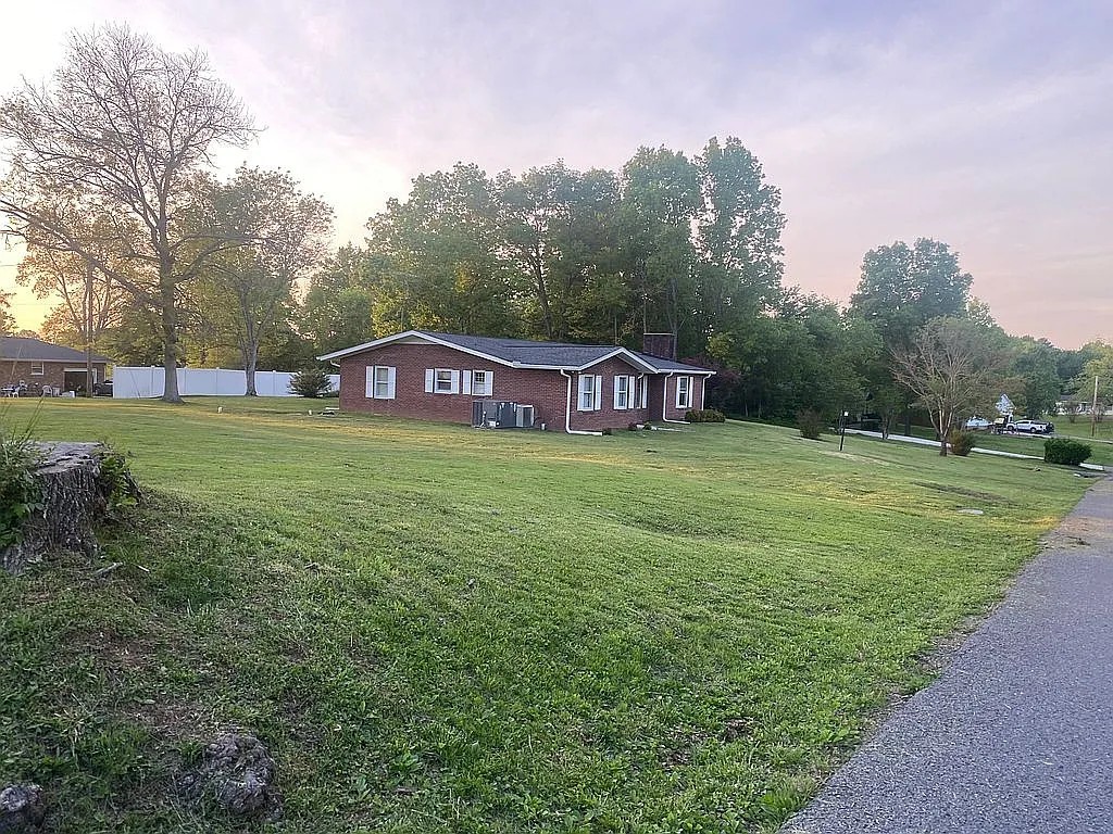 1904 Cherokee Dr