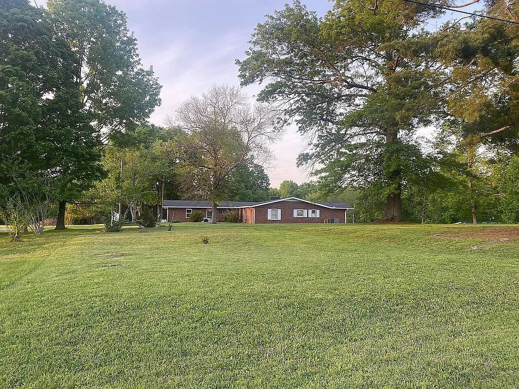 1904 Cherokee Dr