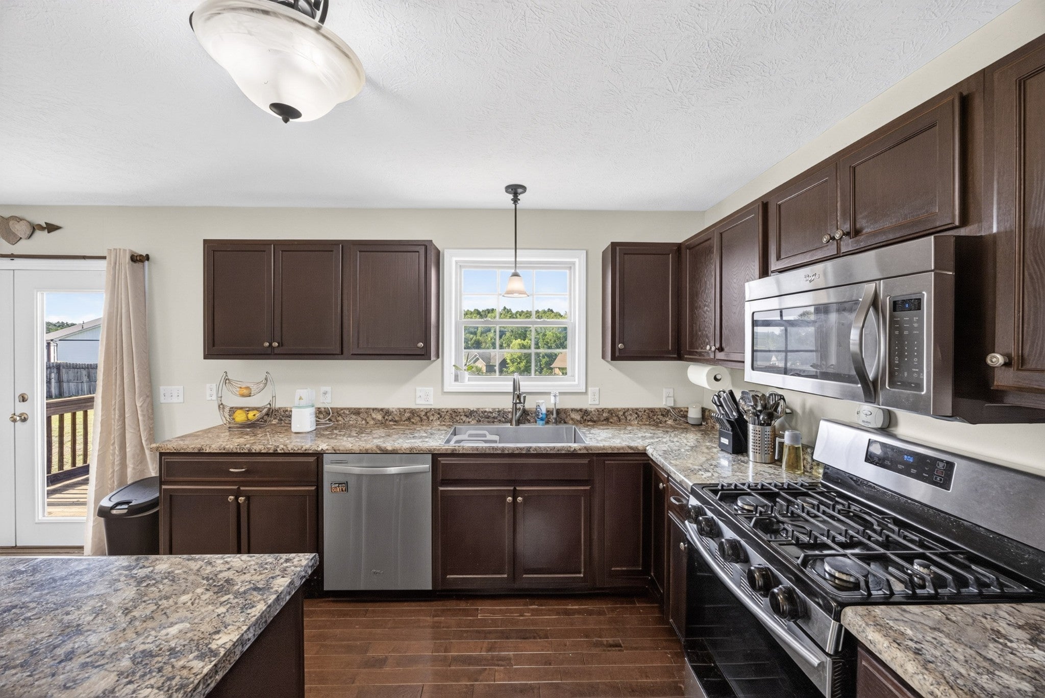 4704 Ellen Cir