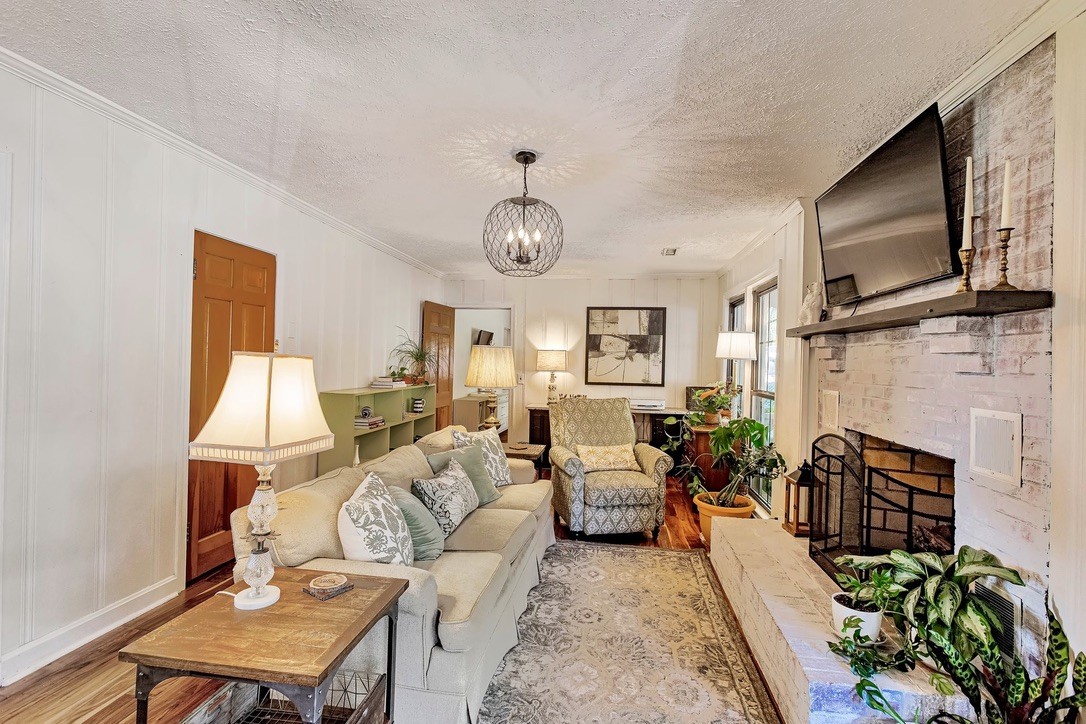 218 W Marthona Rd