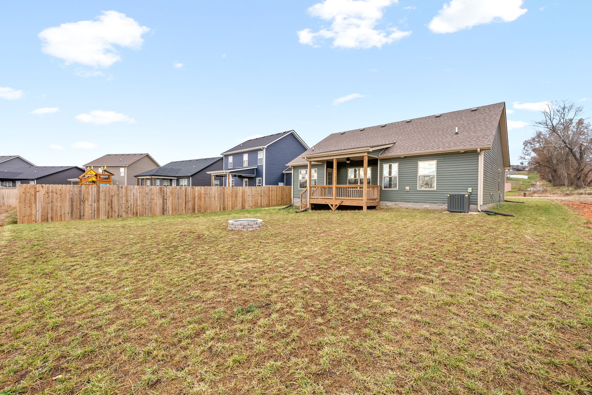 Clarksville, Tennessee 37040, United States, 3 Bedrooms Bedrooms, ,2 BathroomsBathrooms,Residential,Active,25406