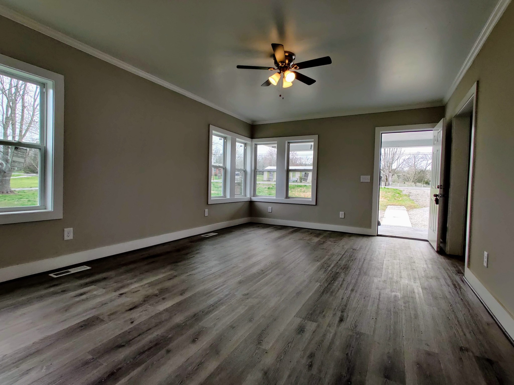 1054 N Main St