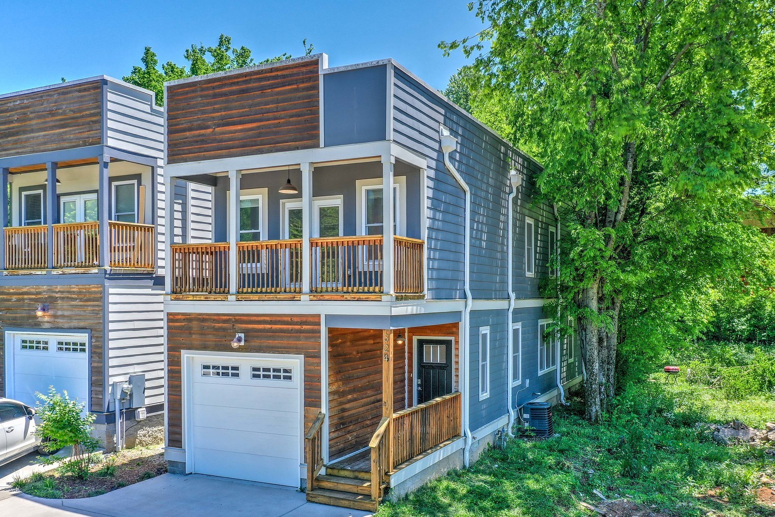 324A Queen Ave