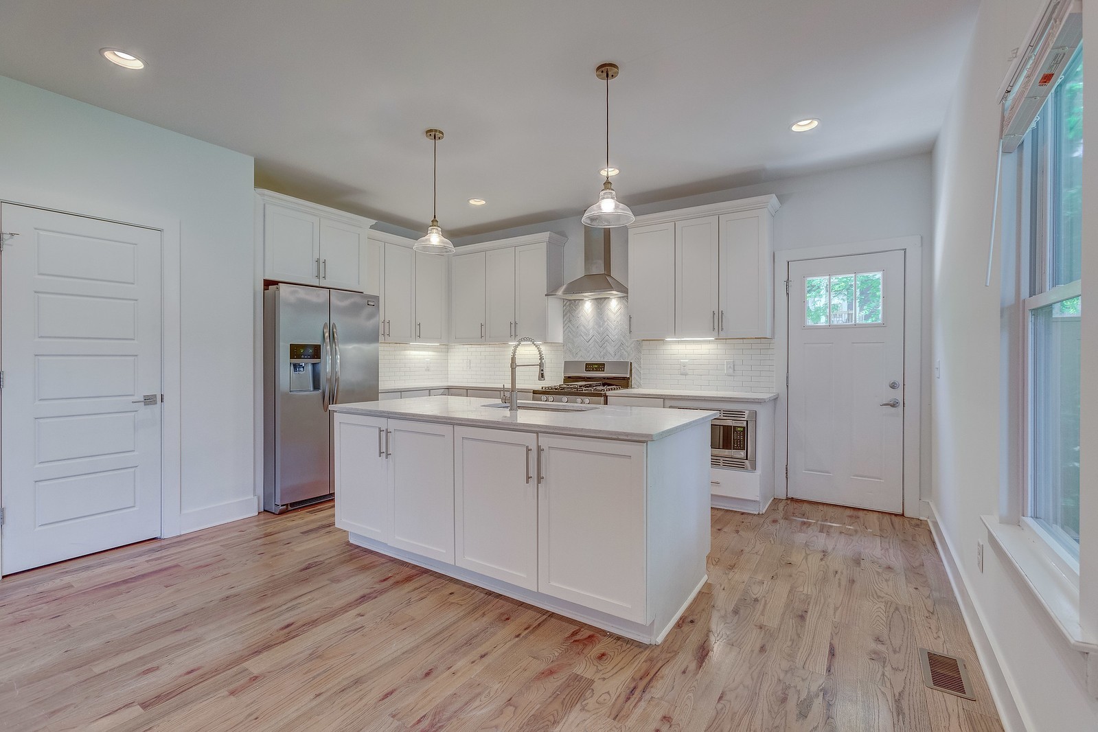 324A Queen Ave