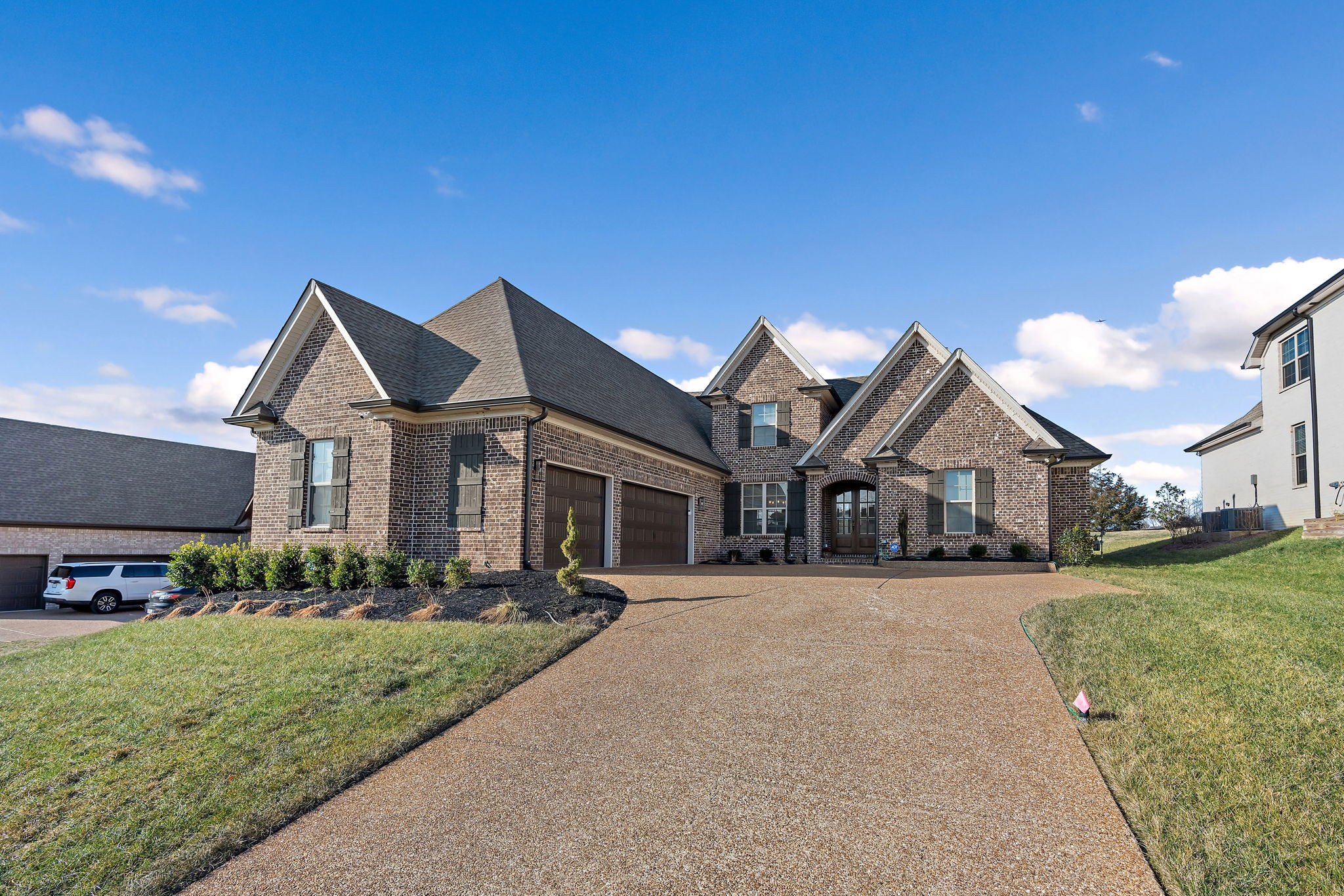 975 Luxborough Dr