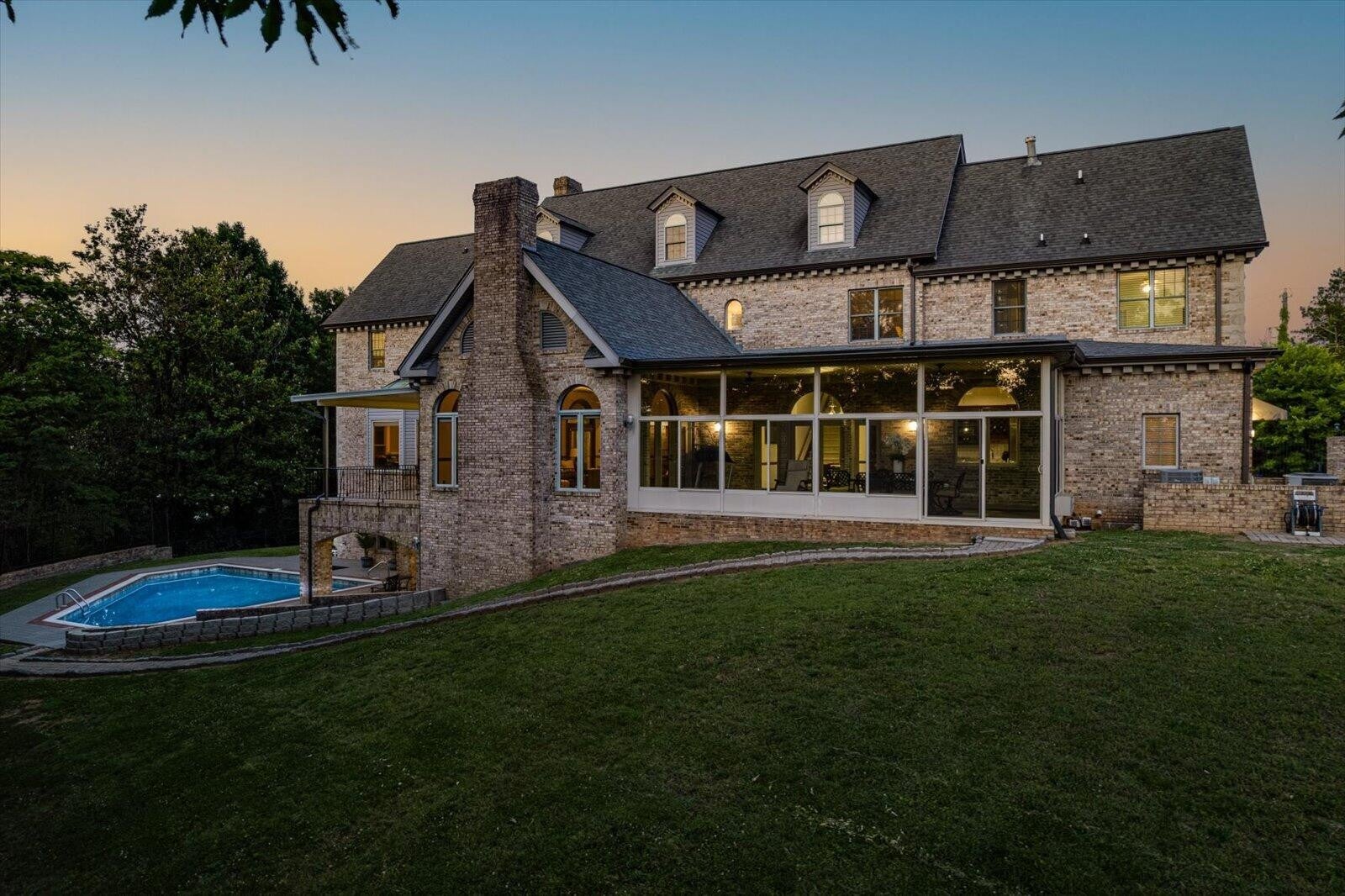 551 N Crest Court