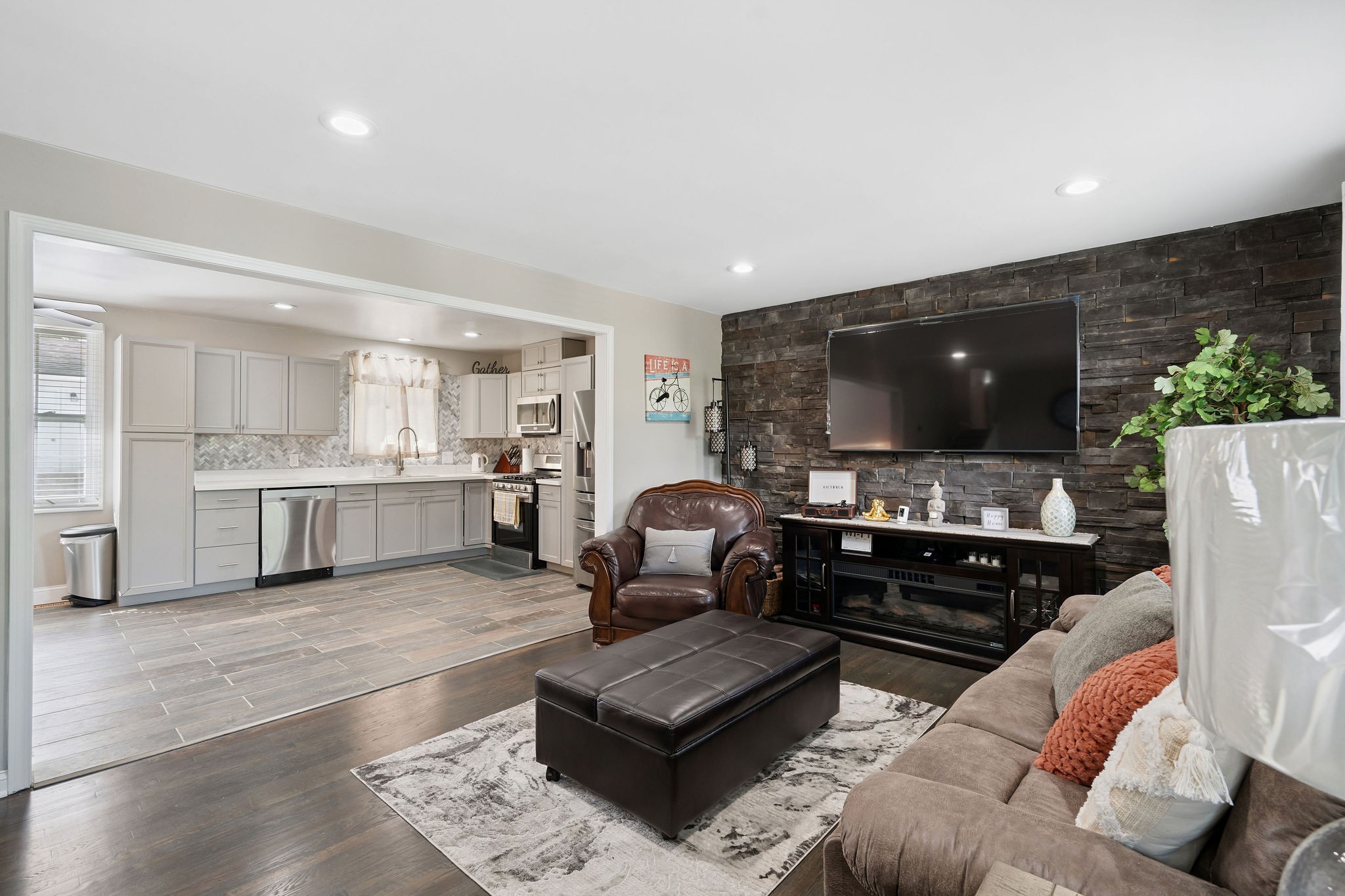 4931 Sherman Oaks Dr