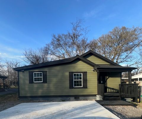 Photo of 214 W Adams Ave, Lebanon, TN 37087 (MLS # 3145560)