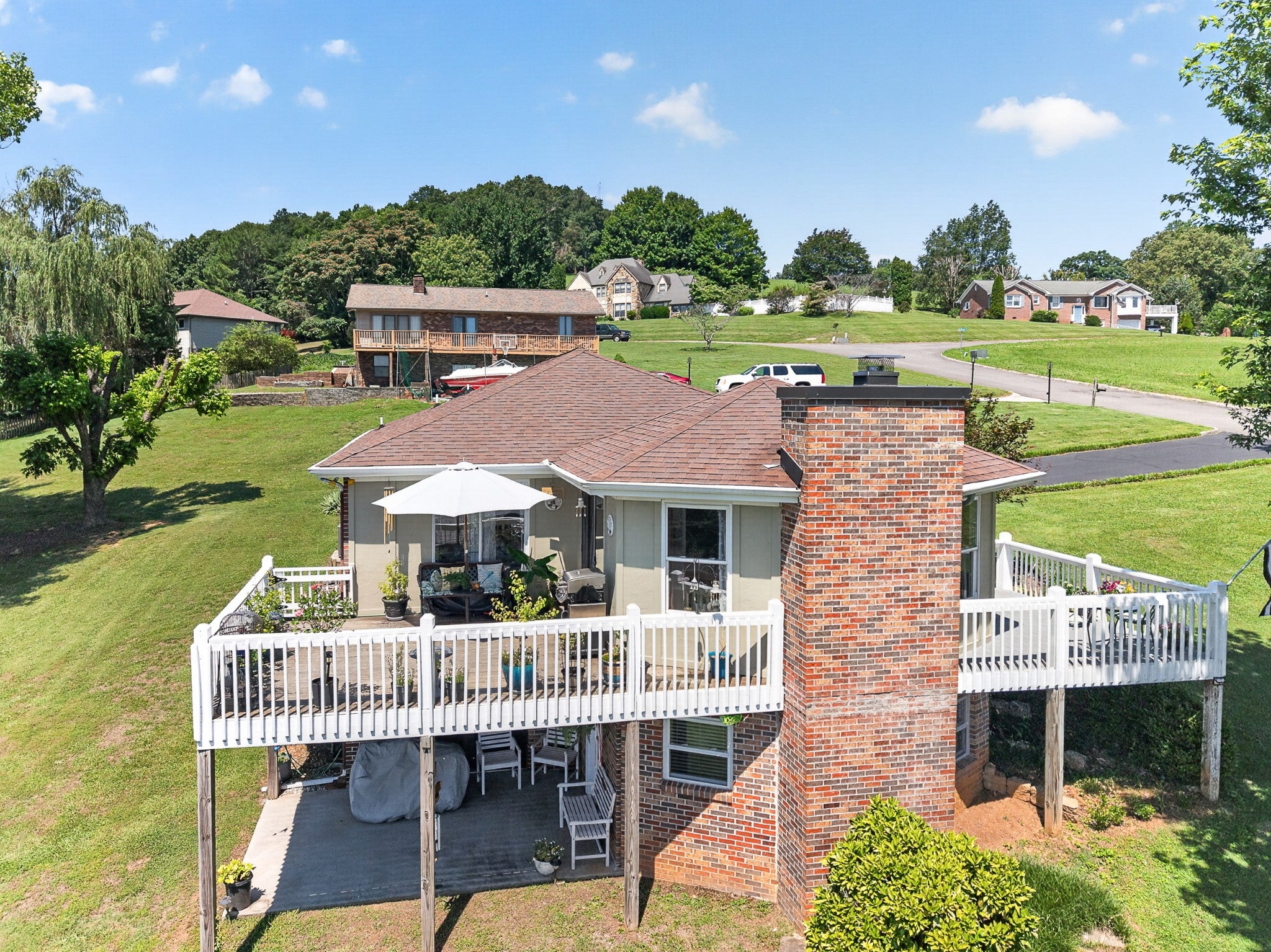 1031 Montcrest Dr - Photo 2