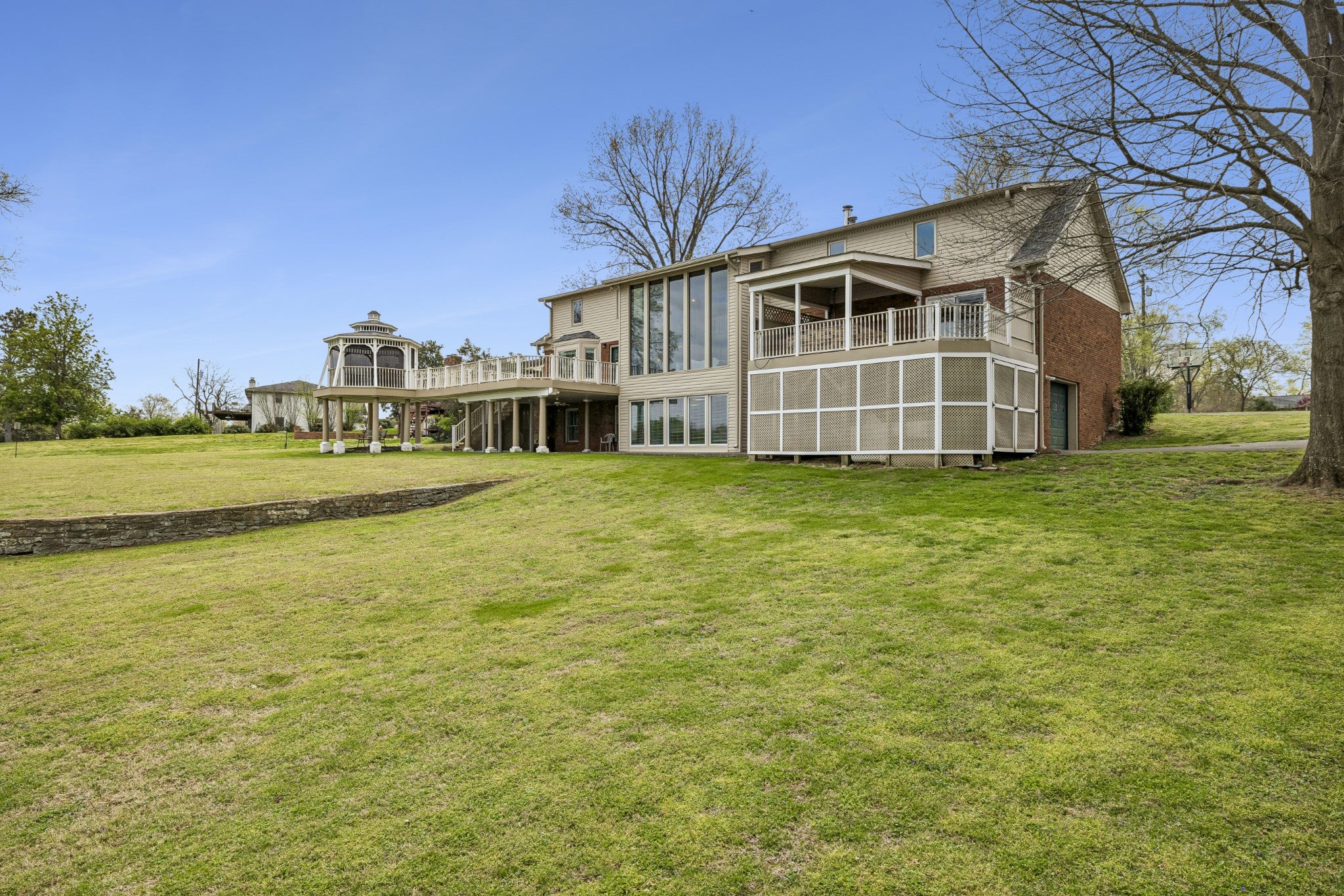 3211 Lakeshore Dr