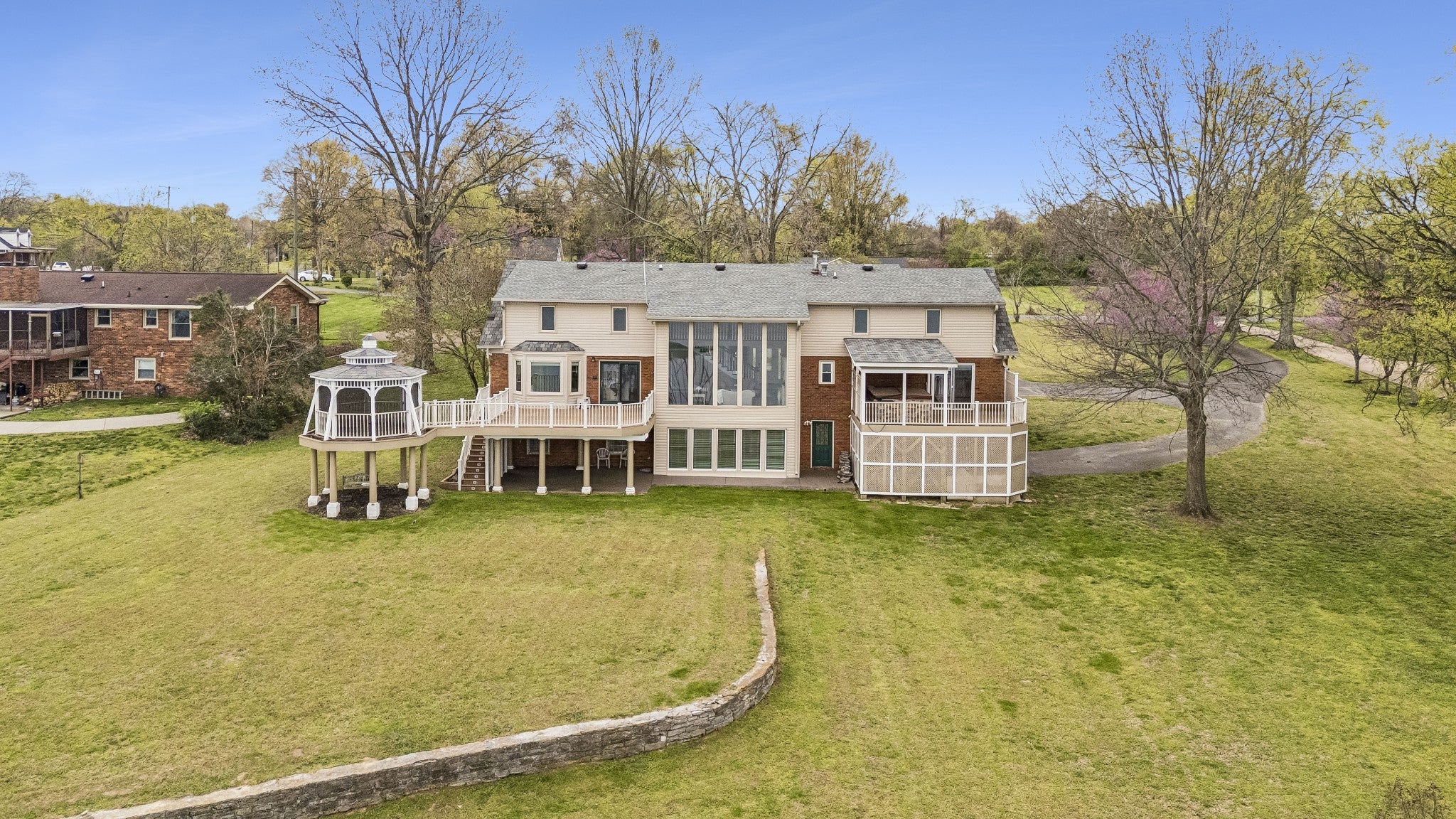 3211 Lakeshore Dr