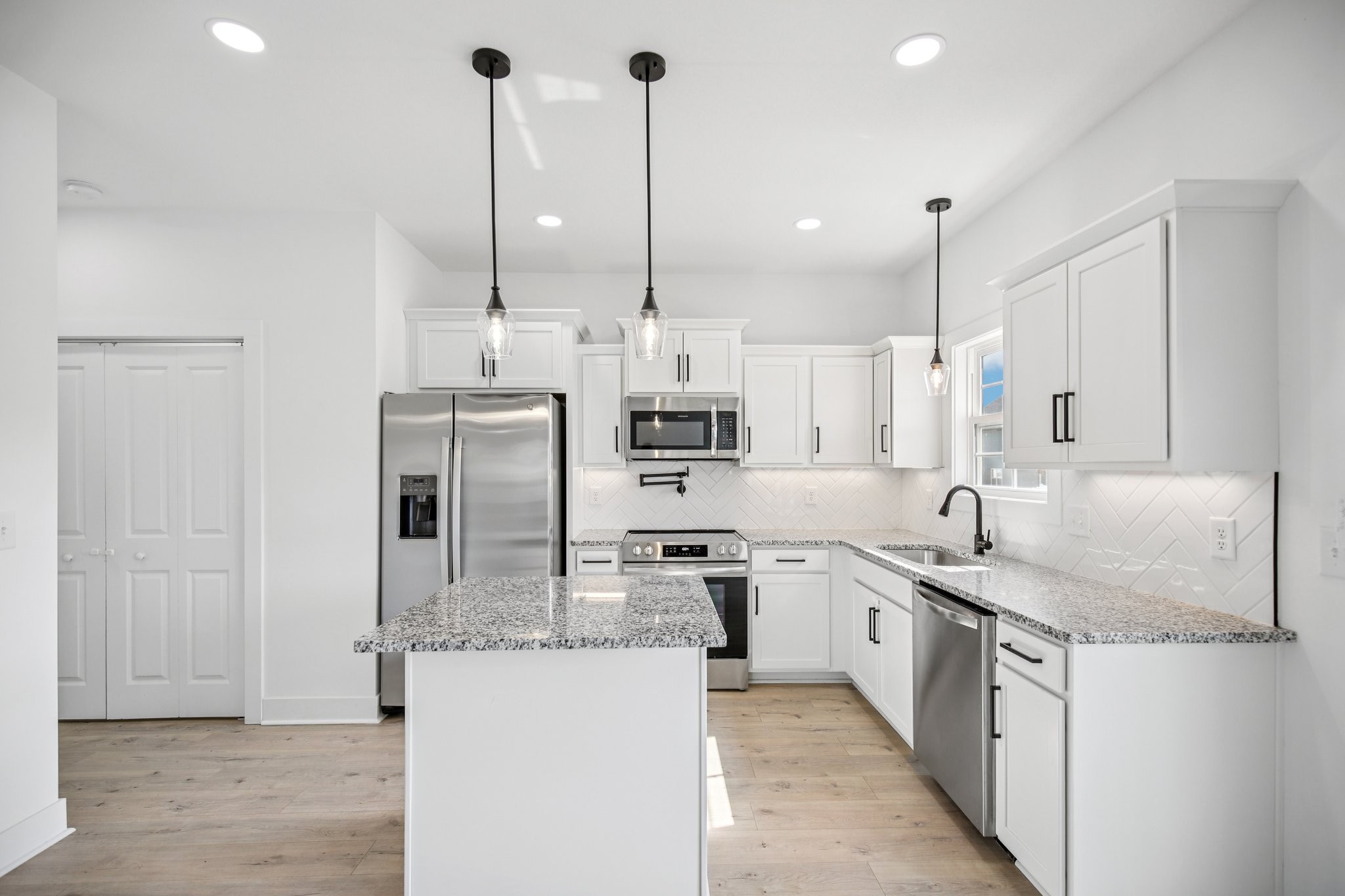 Clarksville, Tennessee 37043, United States, 3 Bedrooms Bedrooms, ,3 BathroomsBathrooms,Residential,Active,193284