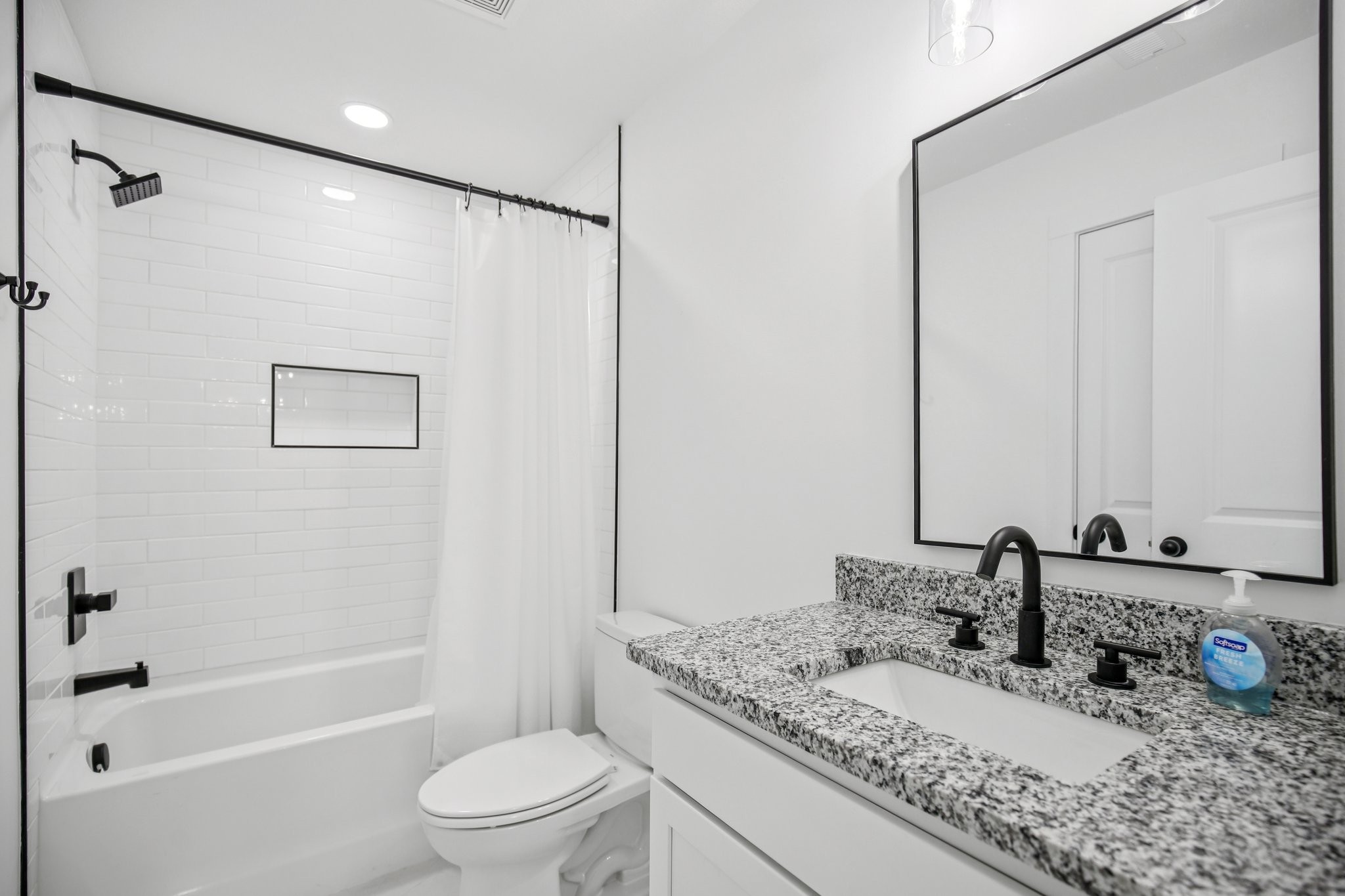 Clarksville, Tennessee 37043, United States, 3 Bedrooms Bedrooms, ,3 BathroomsBathrooms,Residential,Active,193284