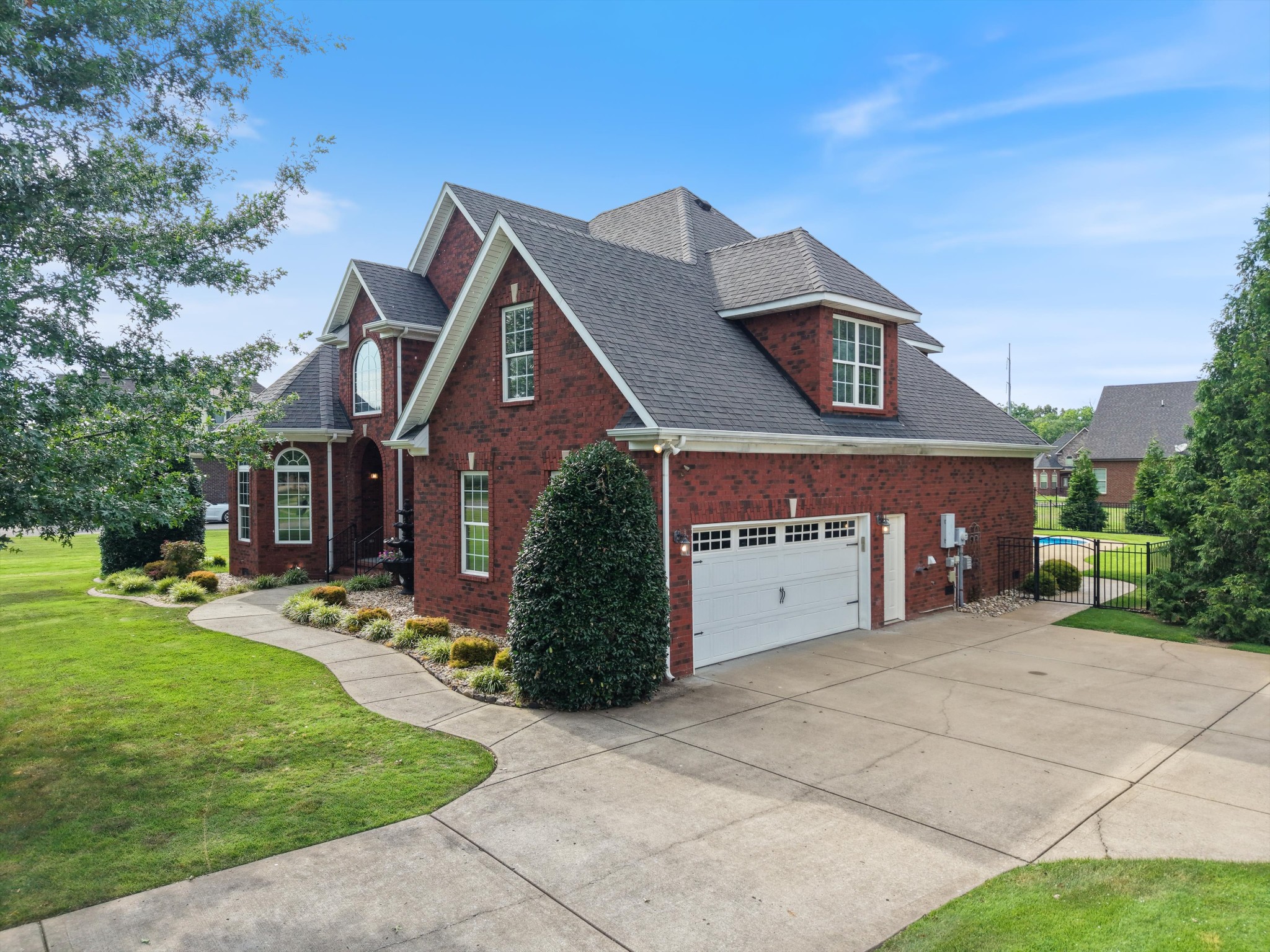 3220 Robinwood Dr