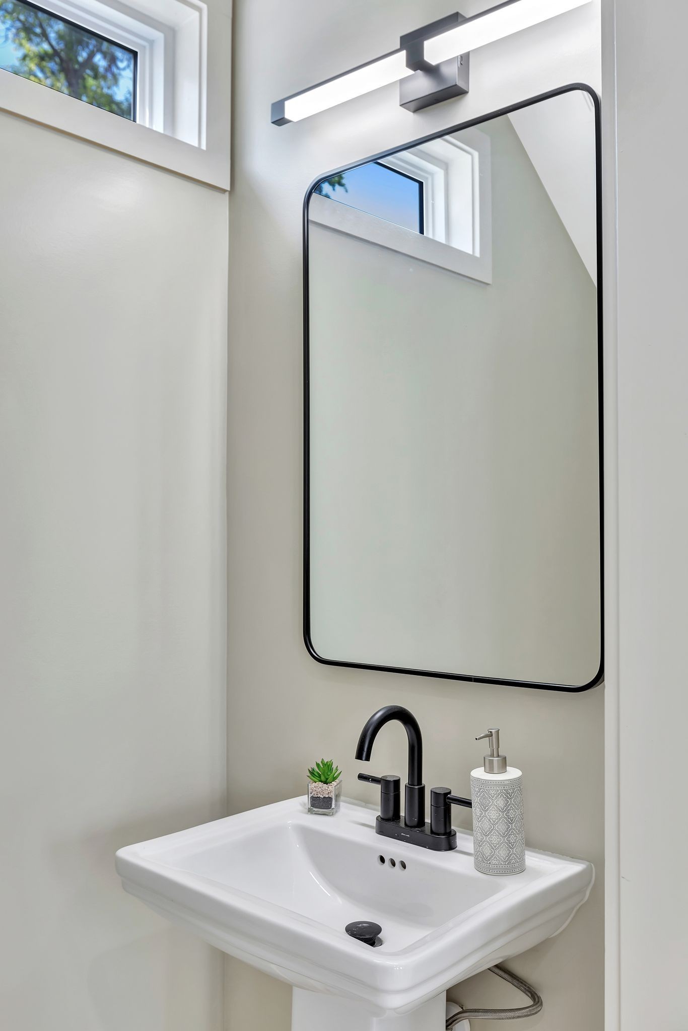 Nashville, Tennessee 37208, United States, 4 Bedrooms Bedrooms, ,4 BathroomsBathrooms,Residential,Active,234274