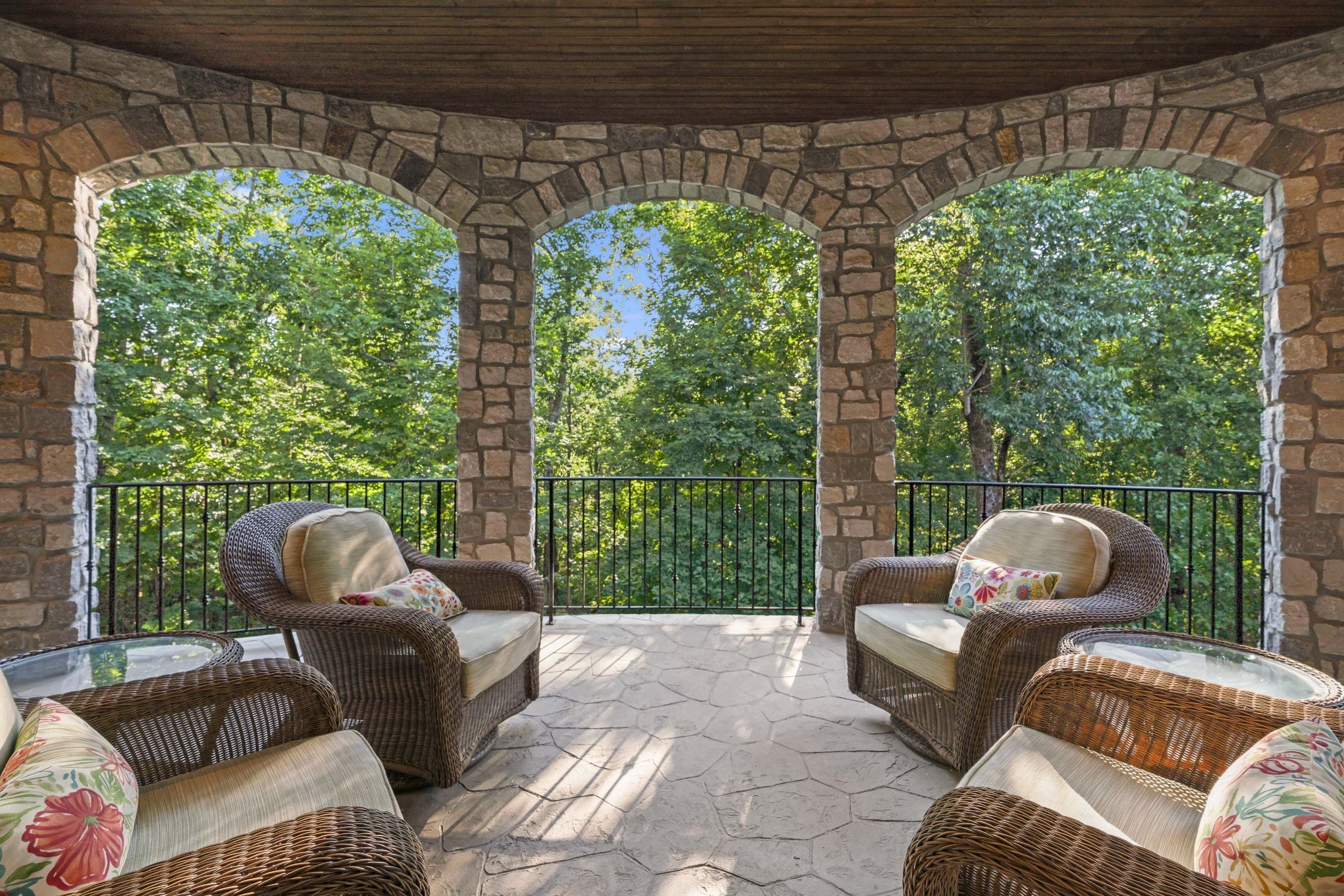 8127 Mountaintop Dr