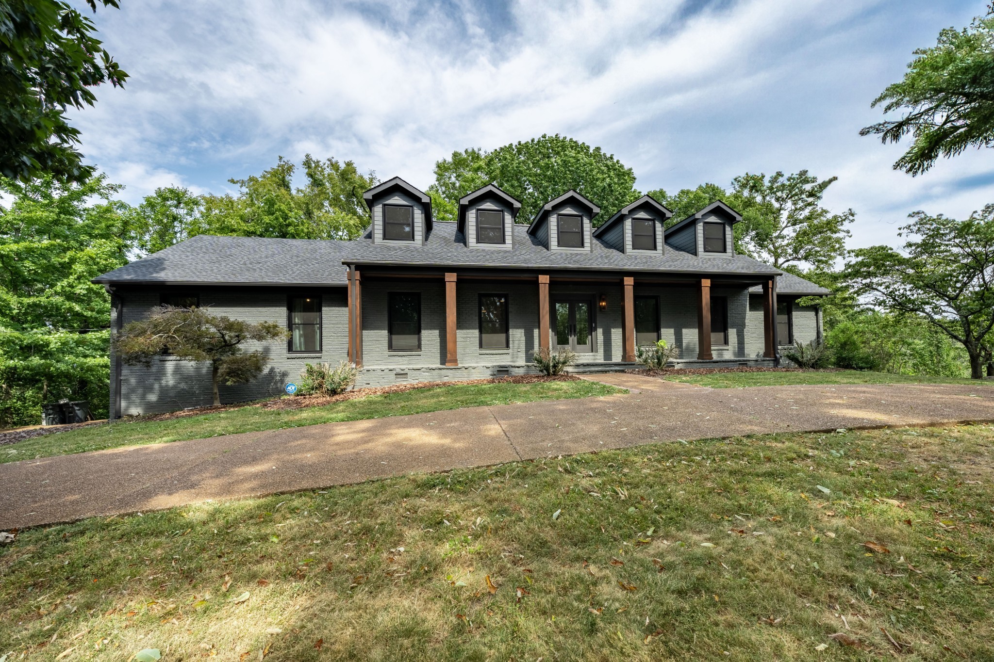 1301 Saxon Dr