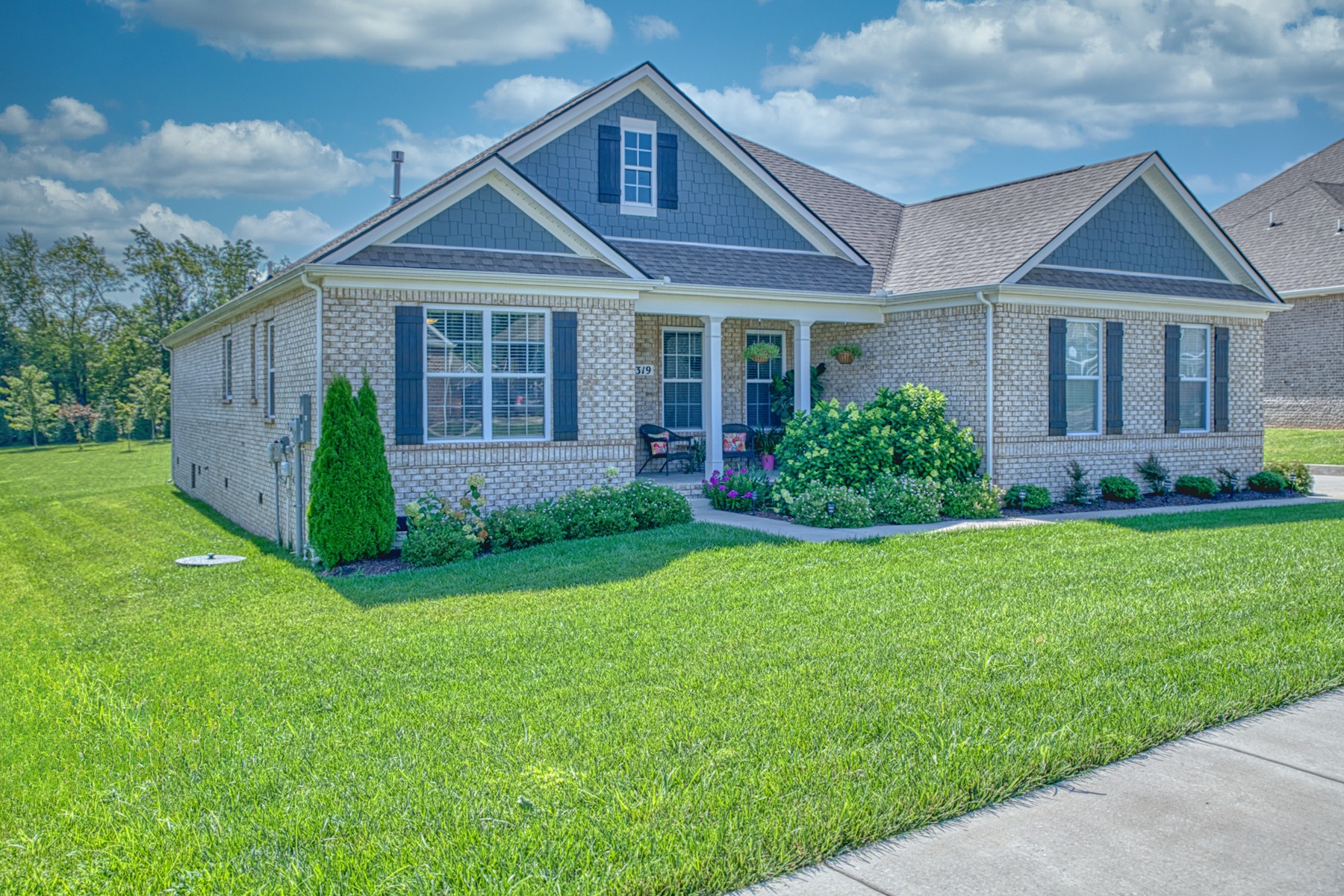 319 Greymoor Ln NE