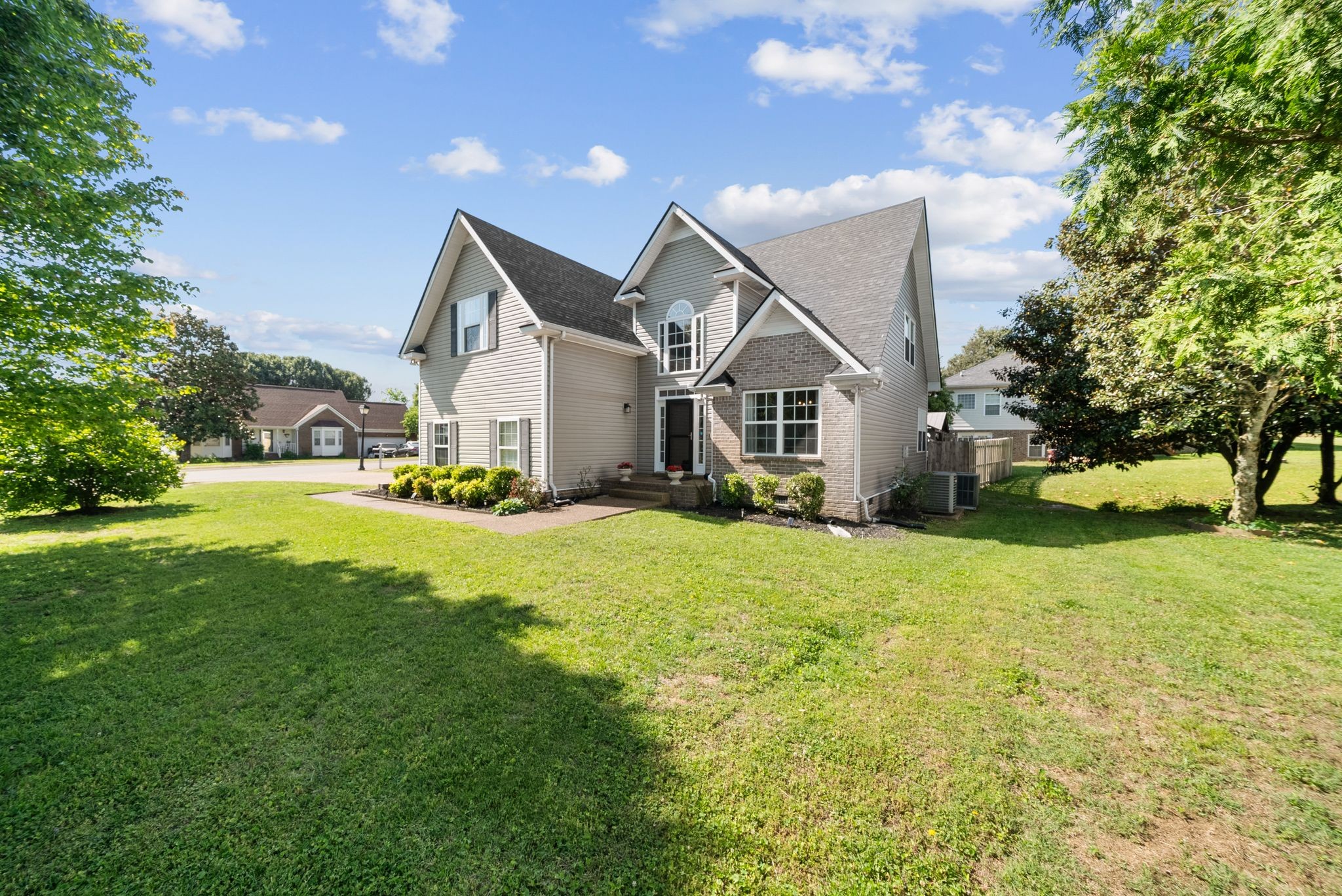 2622 Danbury Cir