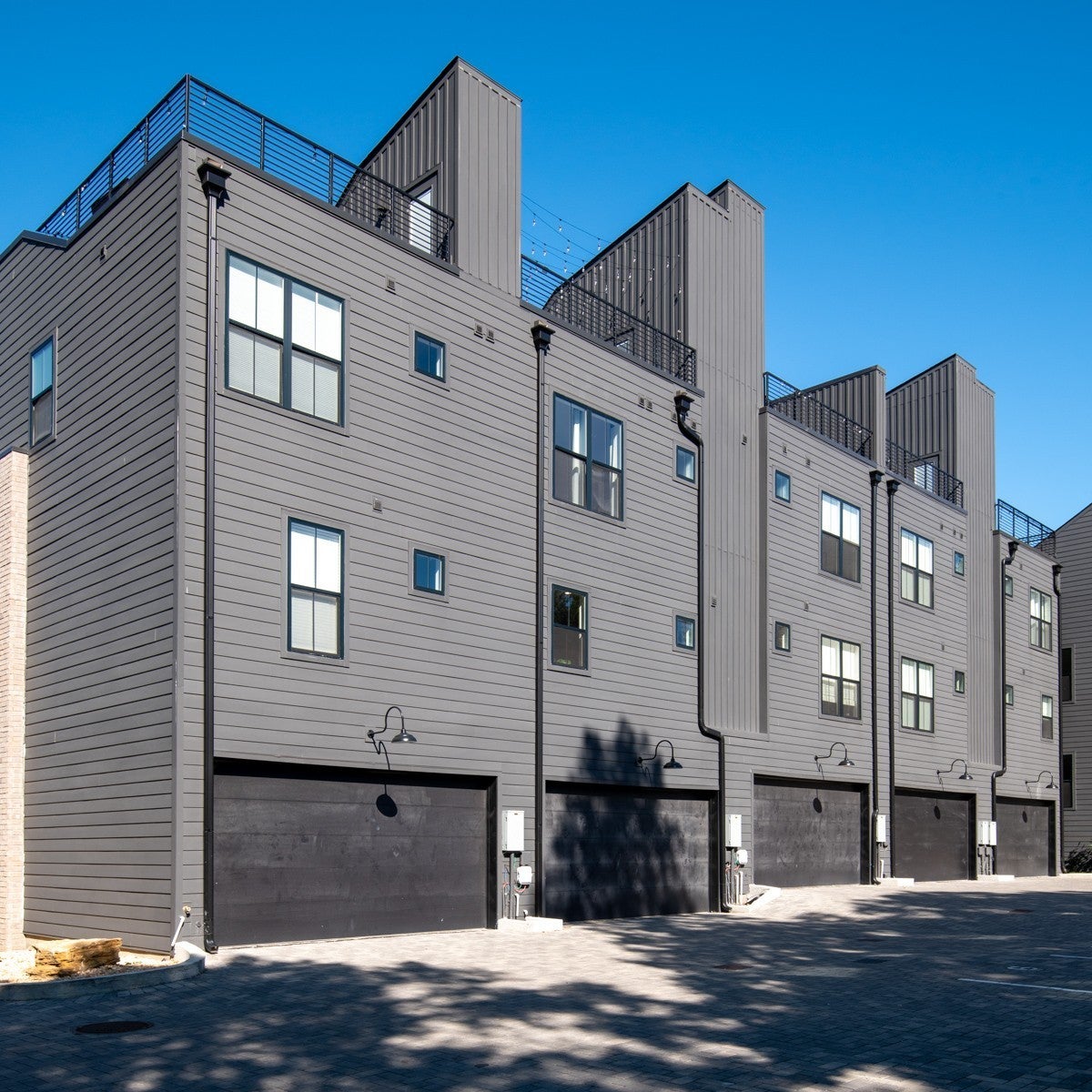 1529 Riverside Dr